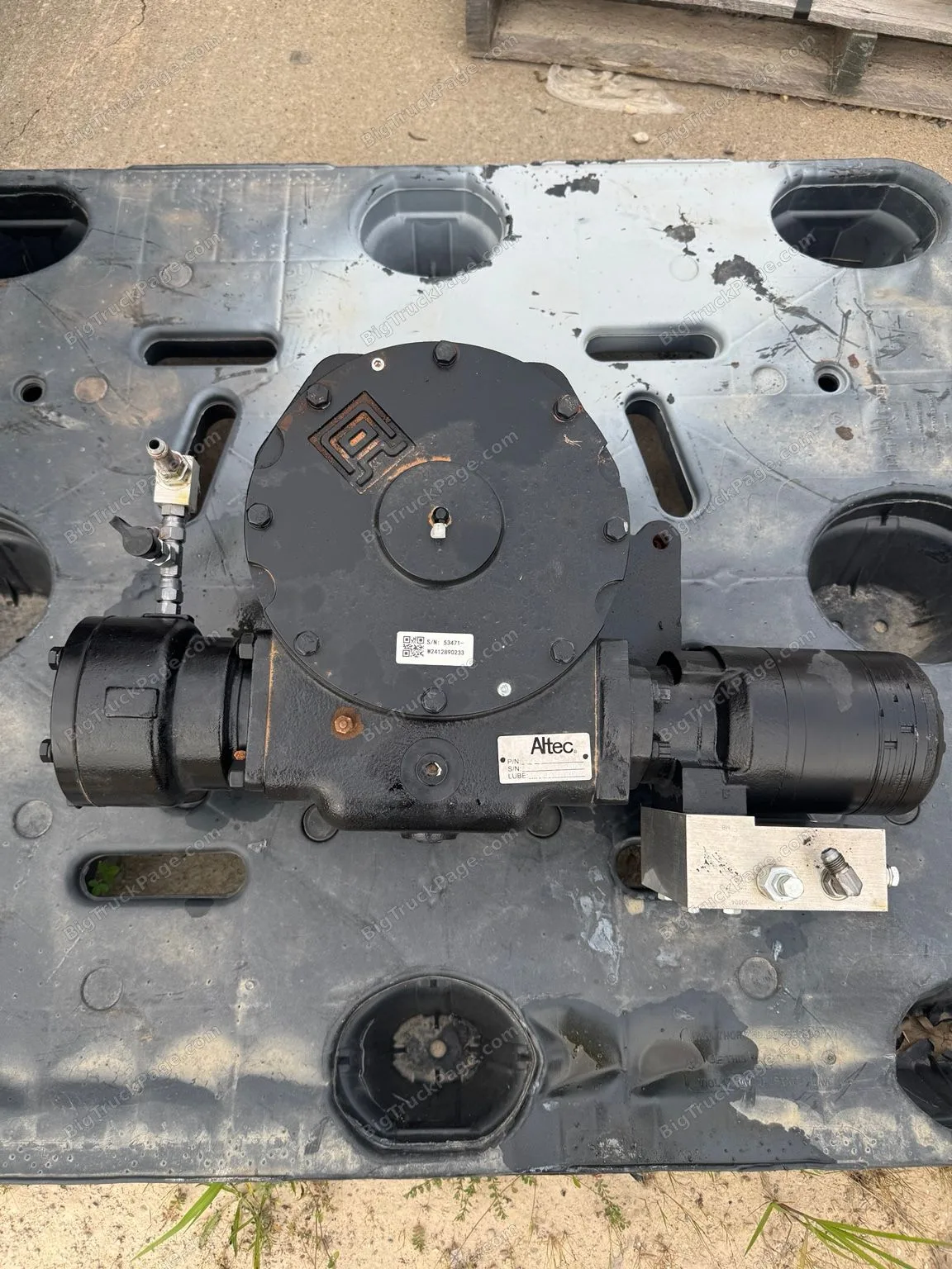 Altec 990115280 Hydraulic Rotation Gearbox Swing Drive Assembly Digger Derrick (used) — photo 9 in Strafford, MO | BigTruckP…