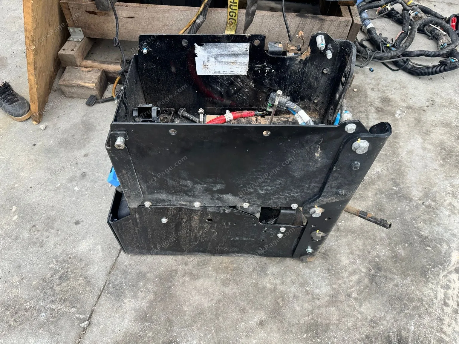 2025 International MV/HV Battery Box & DEF Tank Assembly OEM – Low Mileage – Complete Take-Off (used) — photo 2 in Strafford…
