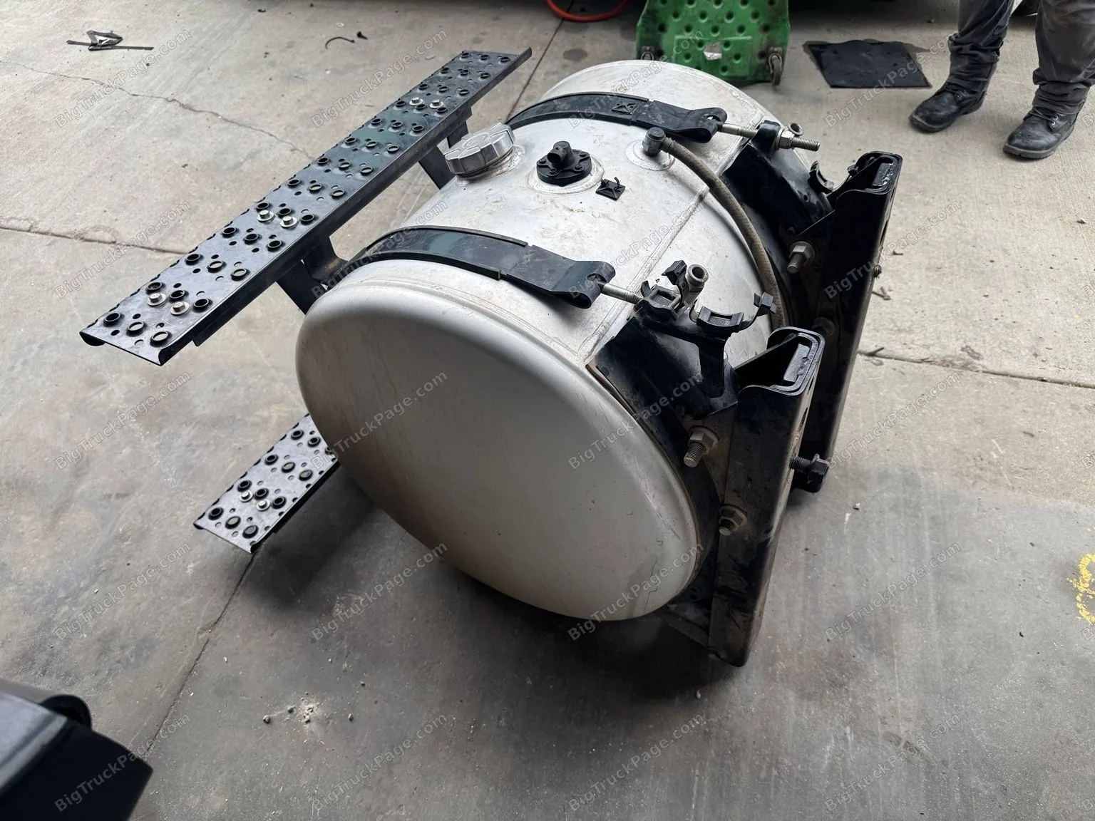 2025 International MV/HV 50-Gallon Aluminum Diesel Fuel Tank Assembly – OEM – 18,833 Miles (used) — photo 4 in Strafford, MO…