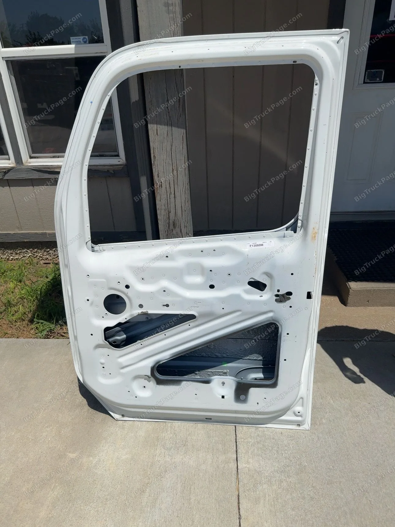 2021+ Peterbilt 579 Right Passenger Side Cab Door Shell OEM White (used) — photo 2 in Strafford, MO | BigTruckPage.com