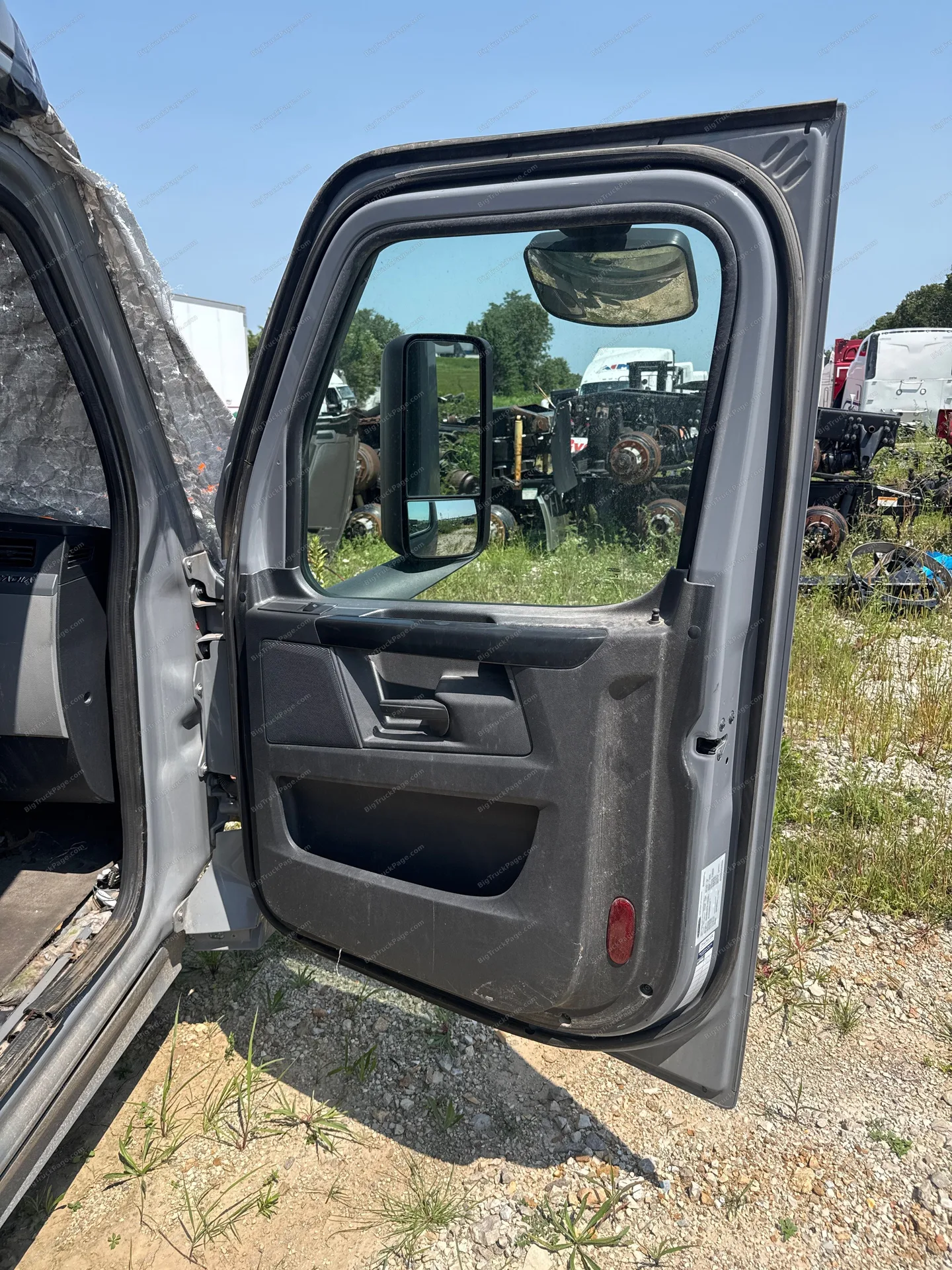 Freightliner Cascadia, passenger side door assembly with mirror (used) — photo 2 in Strafford, MO | BigTruckPage.com