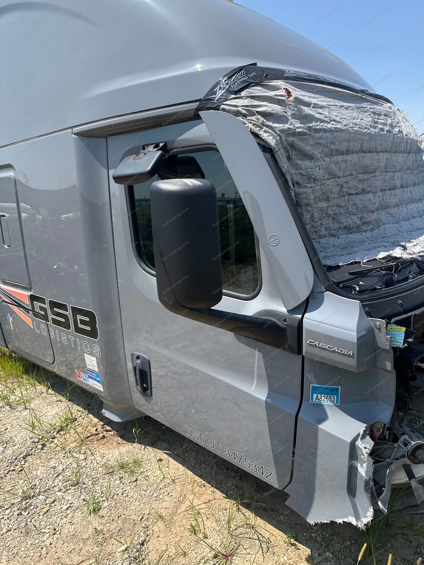 Freightliner Cascadia, passenger side door assembly with mirror (used) — photo 4 in Strafford, MO | BigTruckPage.com