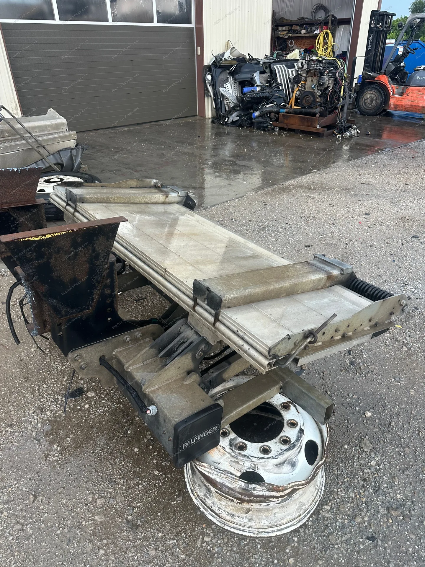Liftgate assembly