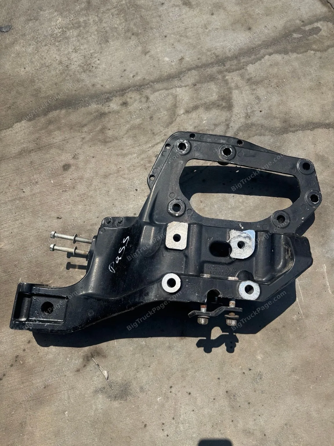 OEM PACCAR B11-6110R RH Frame Horn Spring Hanger Peterbilt 579 KW T680 (used) — photo 3 in Strafford, MO | BigTruckPage.com