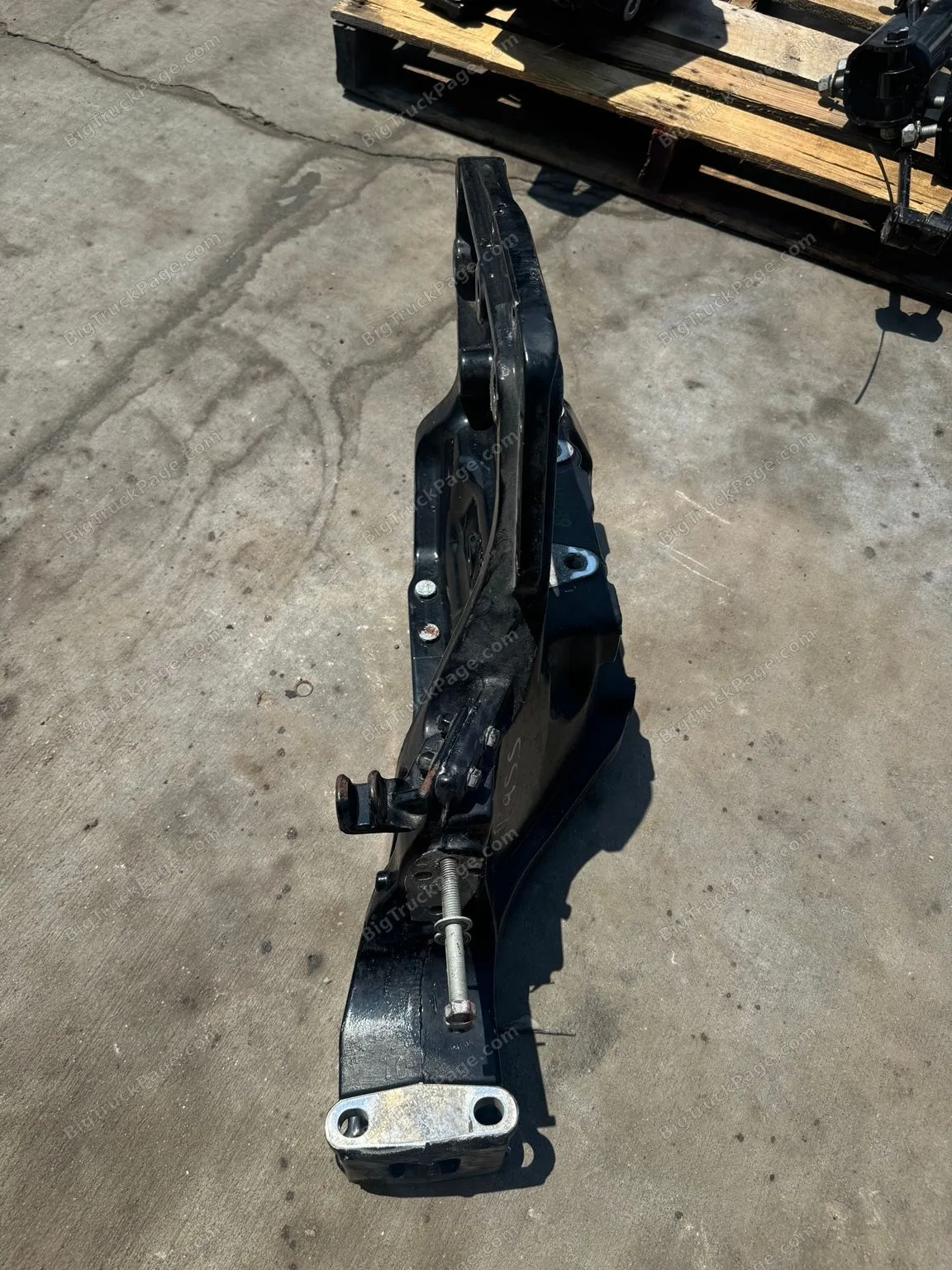 OEM PACCAR B11-6110R RH Frame Horn Spring Hanger Peterbilt 579 KW T680 (used) — photo 5 in Strafford, MO | BigTruckPage.com