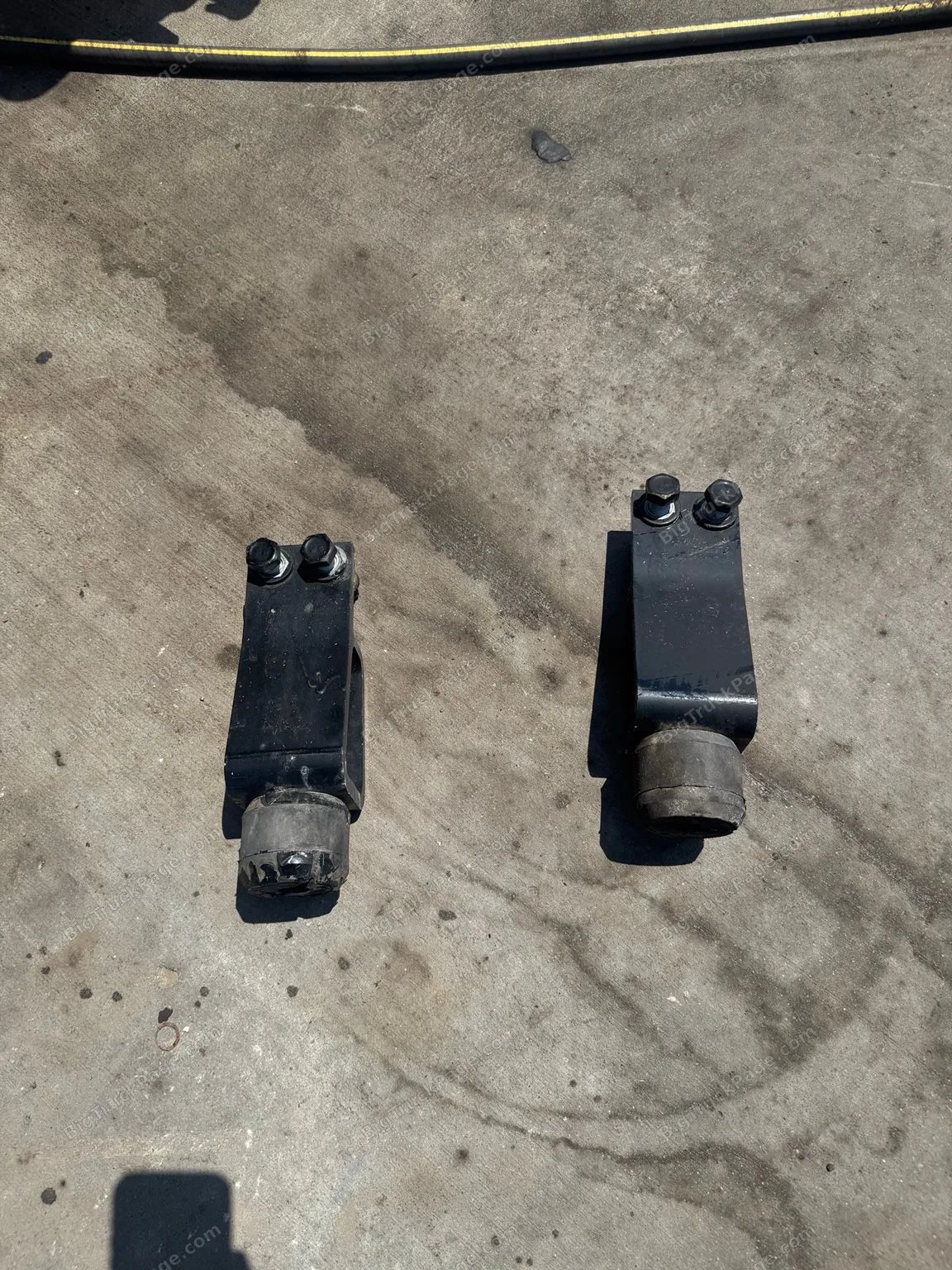 OEM PACCAR B11-1163-002 Front Axle Bump Stop Pair Kenworth Peterbilt (used) — photo 4 in Strafford, MO | BigTruckPage.com