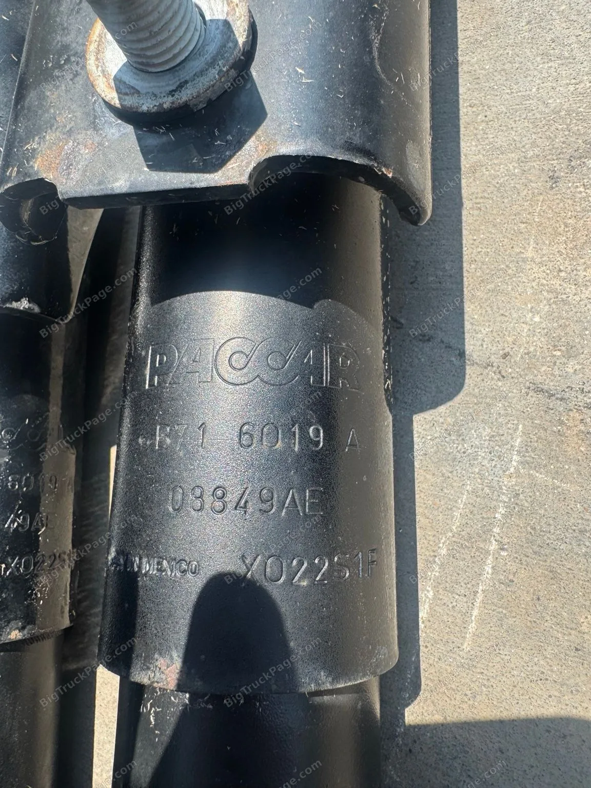 OEM PACCAR B71-6019A Front Shock Pair A11-2134-001 Kenworth Peterbilt (used) — photo 2 in Strafford, MO | BigTruckPage.com