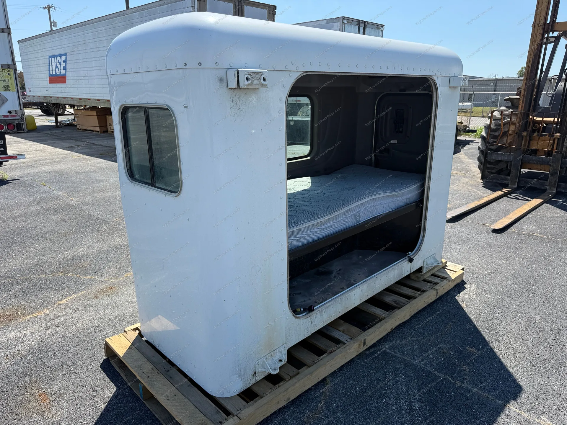 2013 Peterbilt 36” sleeper 
