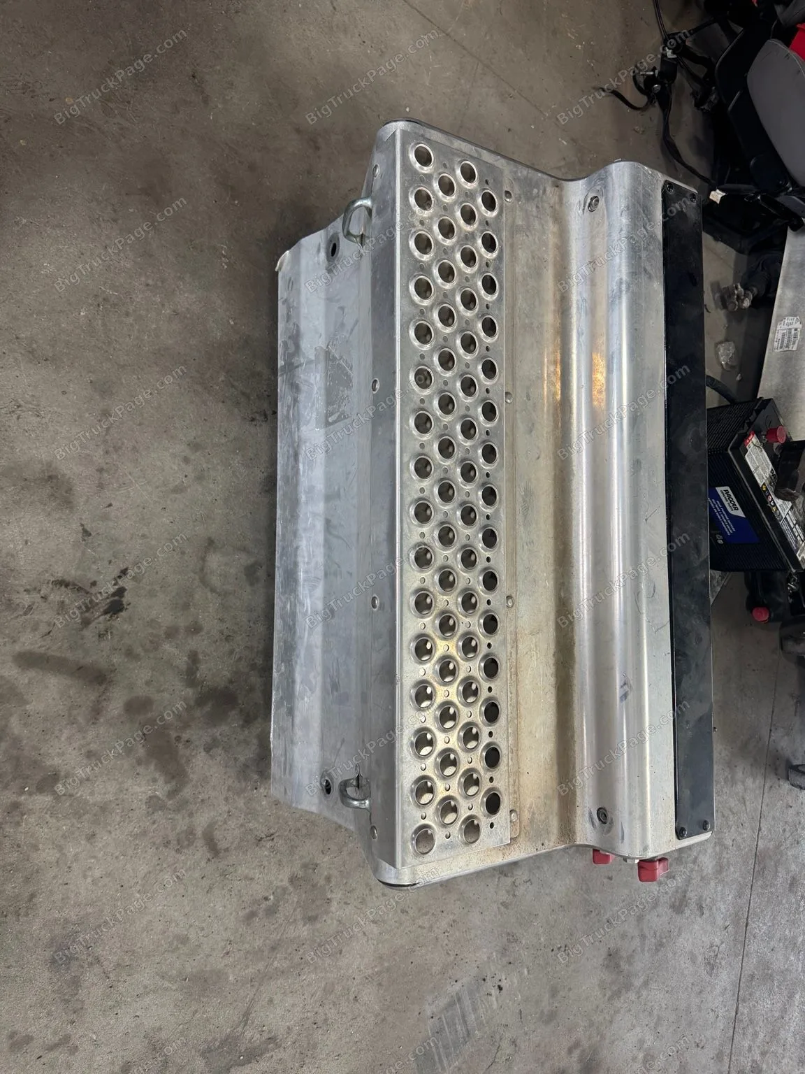 2025 Kenworth T880 Driver Side Battery Box Step Air Tanks OEM Takeoff (used) — photo 3 in Strafford, MO | BigTruckPage.com