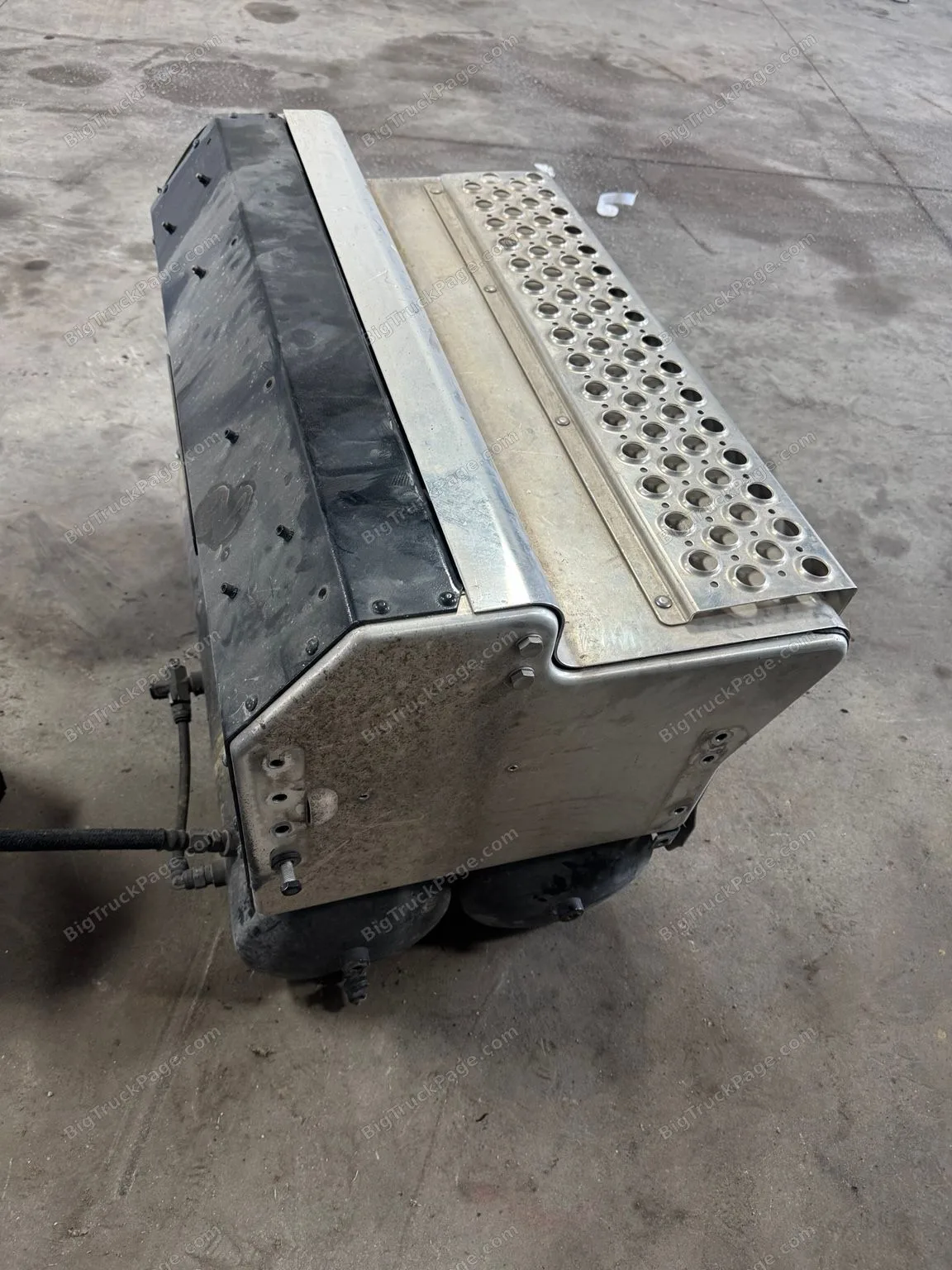 2025 Kenworth T880 Driver Side Battery Box Step Air Tanks OEM Takeoff (used) — photo 5 in Strafford, MO | BigTruckPage.com