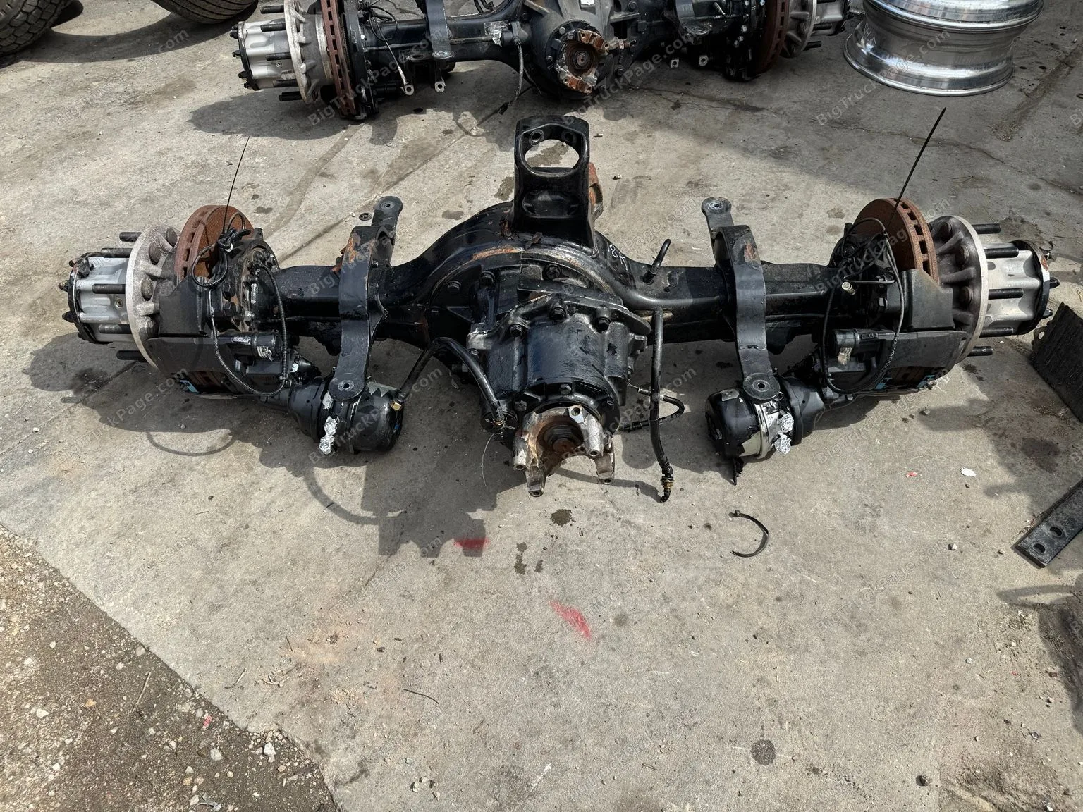 2025 Kenworth T880 Spicer Rear Center Drive Axle Full Locker 3.55 19K (used) — photo 2 in Strafford, MO | BigTruckPage.com