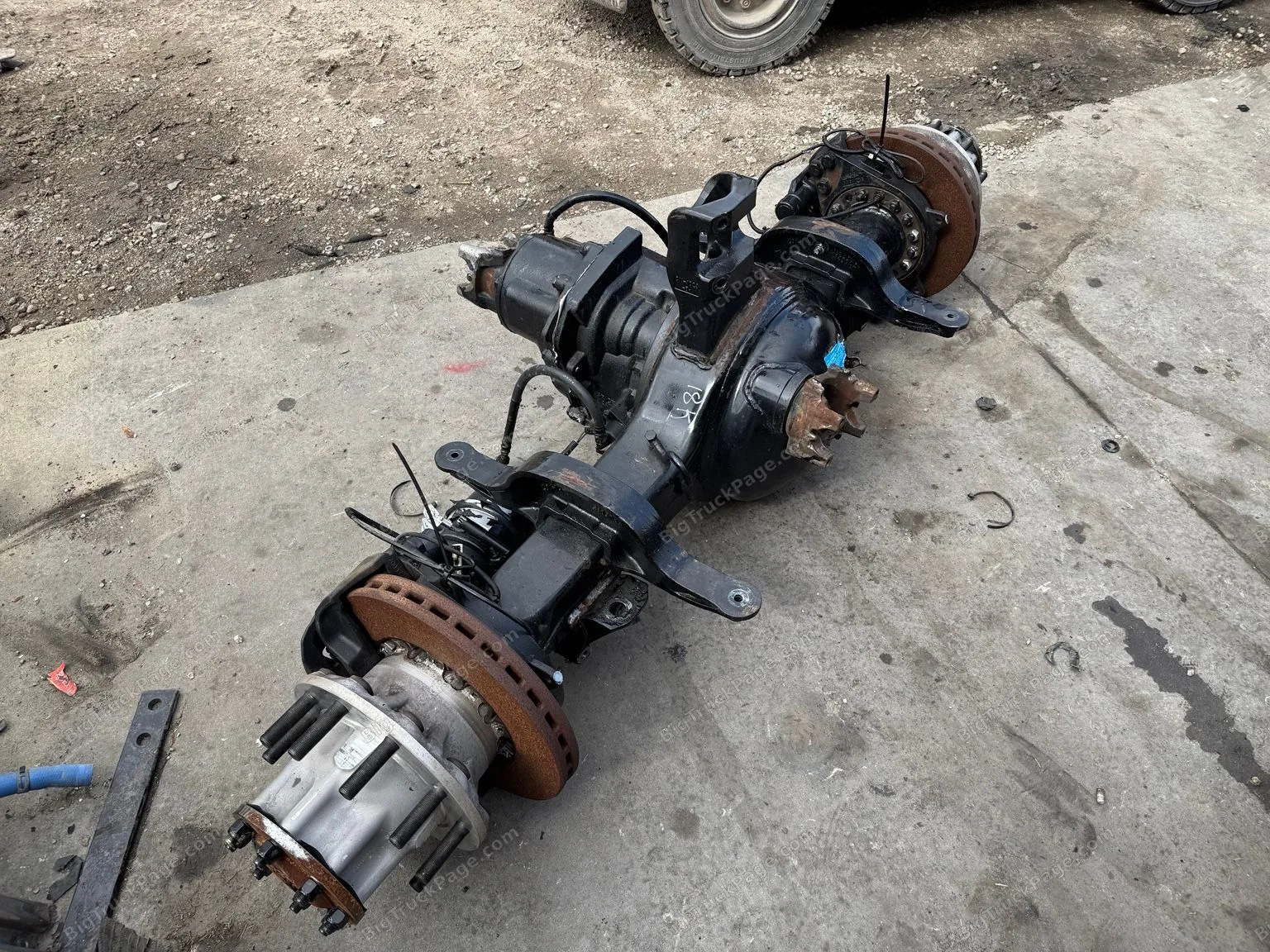2025 Kenworth T880 Spicer Rear Center Drive Axle Full Locker 3.55 19K (used) — photo 3 in Strafford, MO | BigTruckPage.com