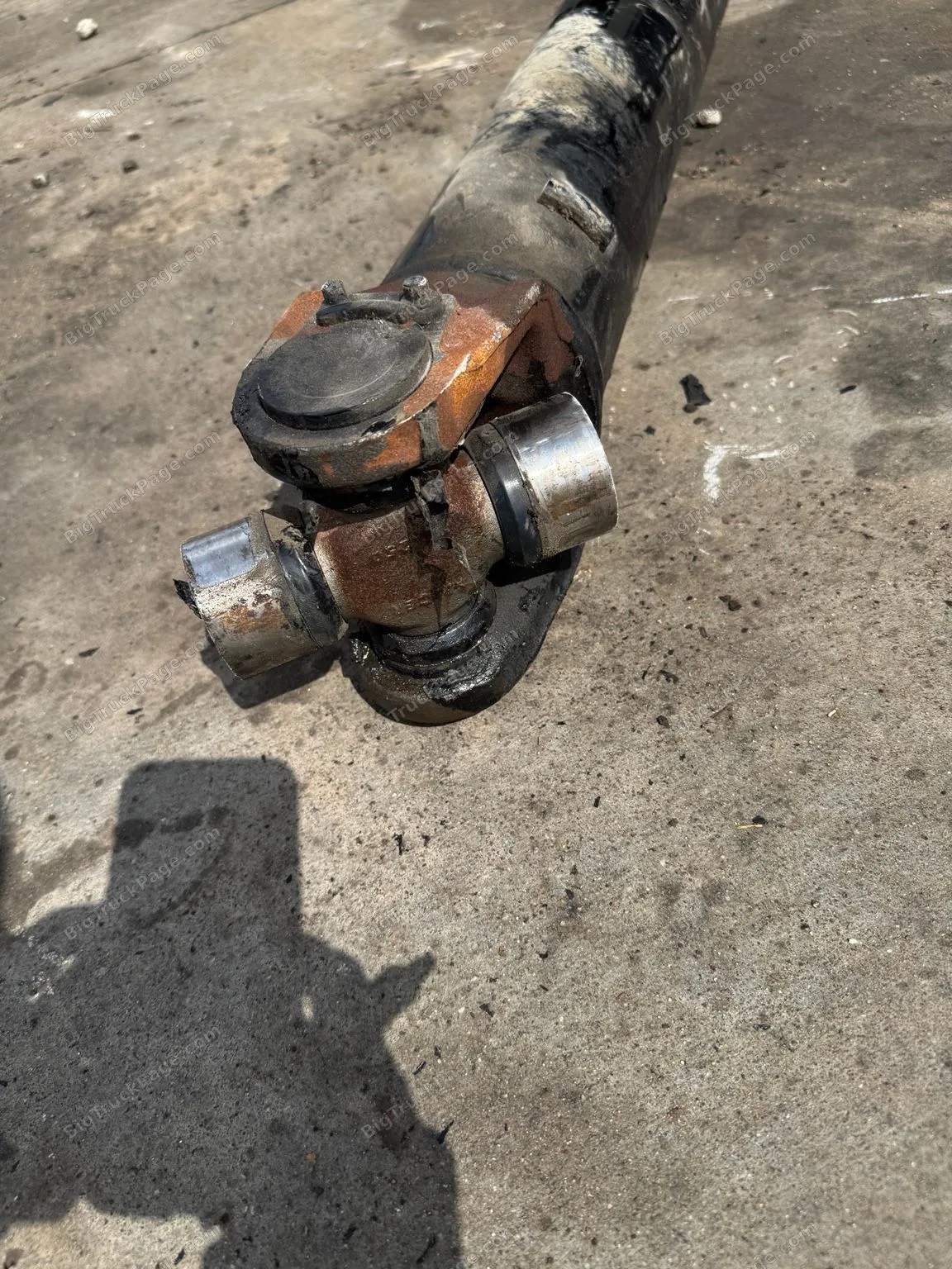 2025 Kenworth T880 Rear Driveshaft 61-3/4” End to End Dana Spicer OEM (used) — photo 2 in Strafford, MO | BigTruckPage.com