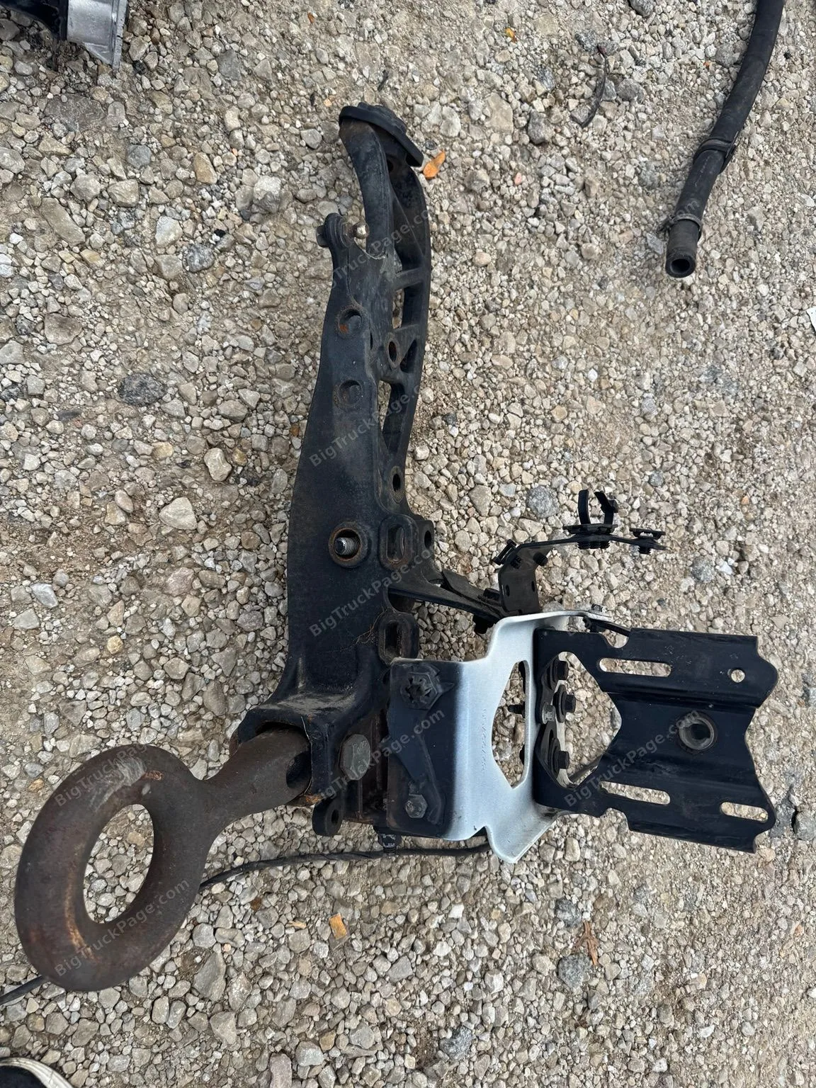 2017 - 2019 Volvo VNL Left Driver Frame Horn Tow Hook Bumper Bracket Assembly OEM (used) — photo 3 in Strafford, MO | BigTru…