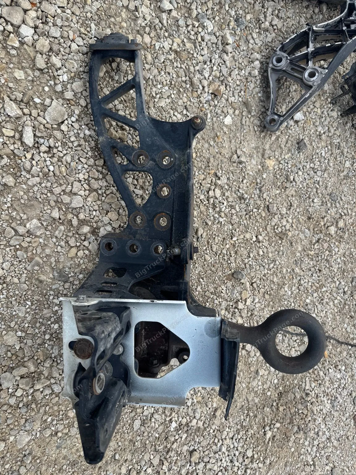 2017 - 2019 Volvo VNL Right Passenger Frame Horn Tow Hook Bumper Bracket Assembly (used) — photo 2 in Strafford, MO | BigTru…