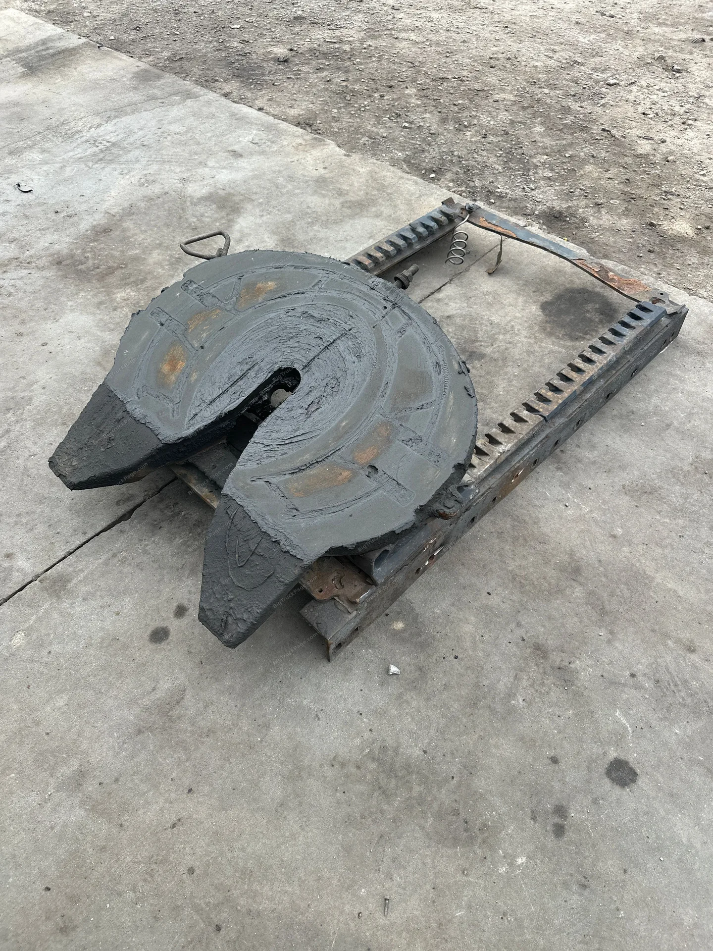 Fifth wheel assembly