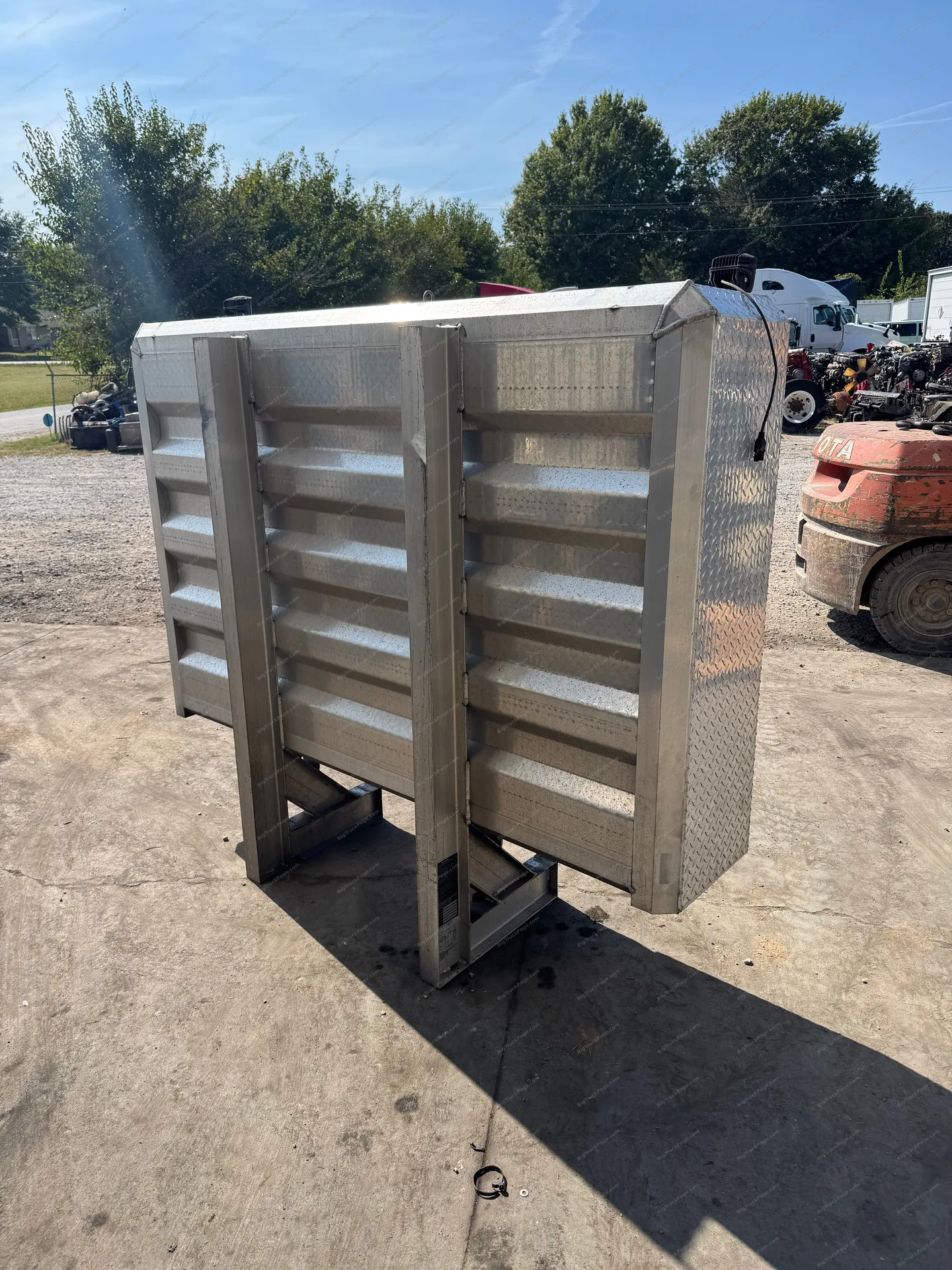 Sturdy-Lite Aluminum Cab Rack Headache Rack 3 Door Storage Semi Truck (used) — photo 2 in Strafford, MO | BigTruckPage.com