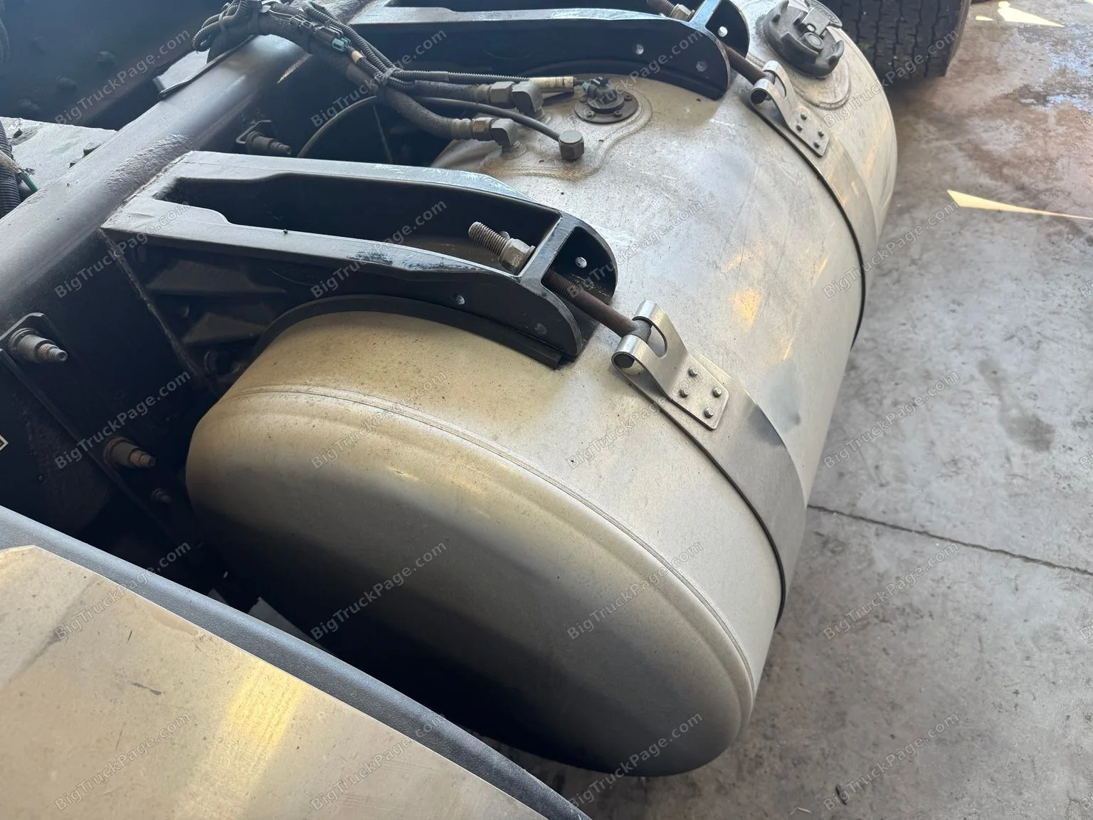 Peterbilt 384 Driver Left Side 80 Gallon Aluminum Diesel Fuel Tank (used) — photo 2 in Strafford, MO | BigTruckPage.com