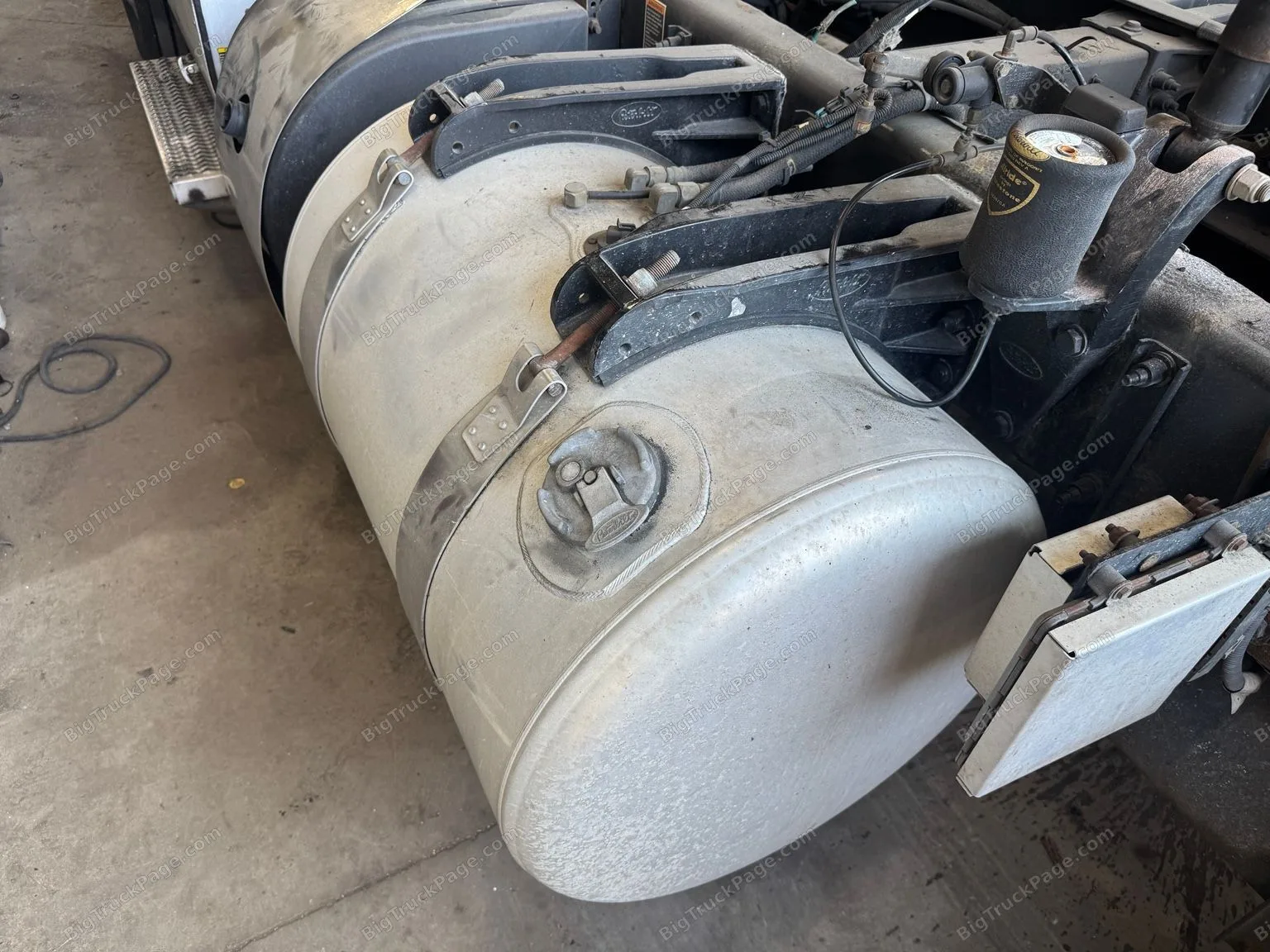 Peterbilt 384 Driver Left Side 80 Gallon Aluminum Diesel Fuel Tank (used) — photo 3 in Strafford, MO | BigTruckPage.com
