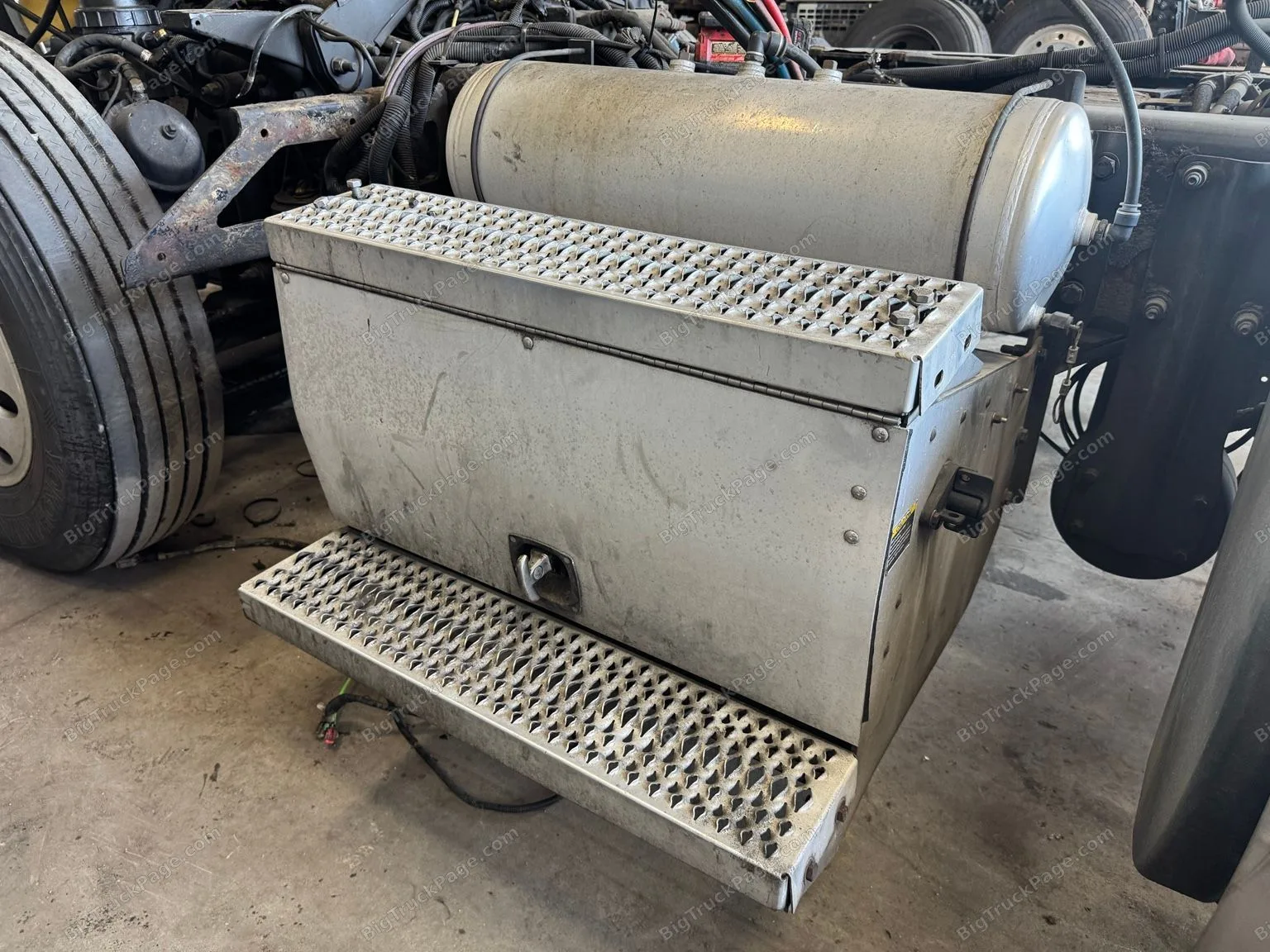 2013 Peterbilt 384 Battery Box Step Assembly Aluminum 2 Step Used (used) — photo 2 in Strafford, MO | BigTruckPage.com
