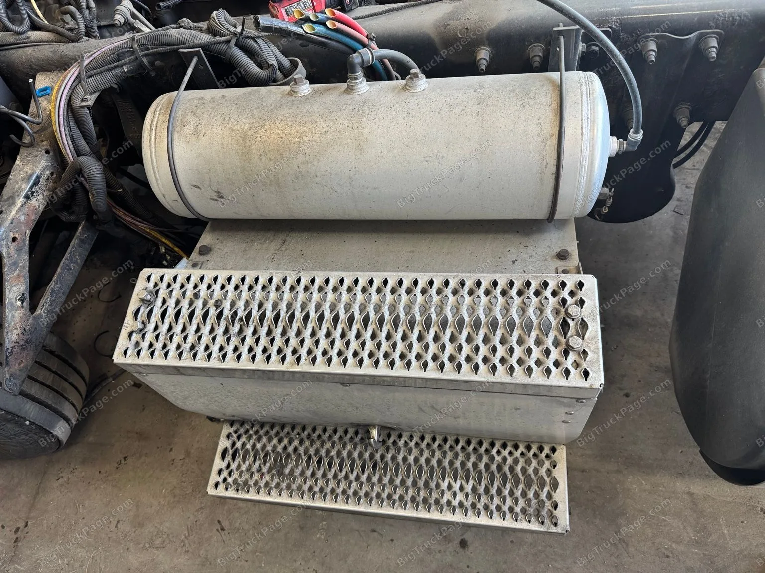 2013 Peterbilt 384 Battery Box Step Assembly Aluminum 2 Step Used (used) — photo 3 in Strafford, MO | BigTruckPage.com