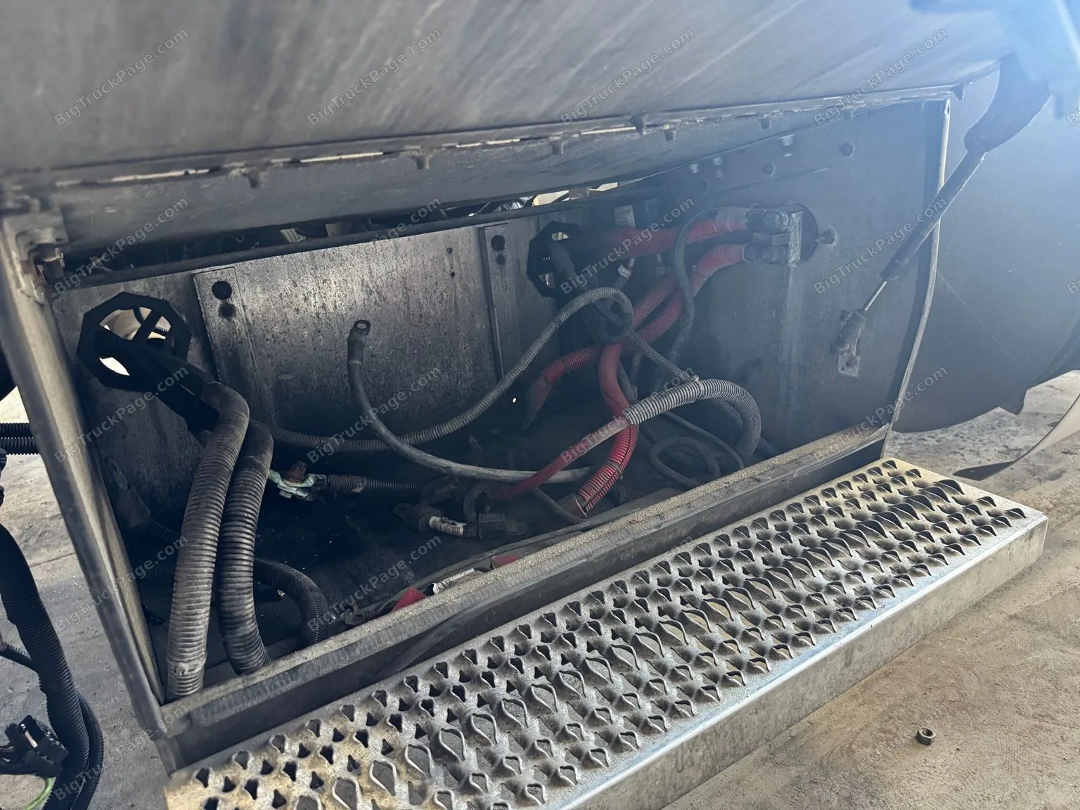 2013 Peterbilt 384 Battery Box Step Assembly Aluminum 2 Step Used (used) — photo 4 in Strafford, MO | BigTruckPage.com