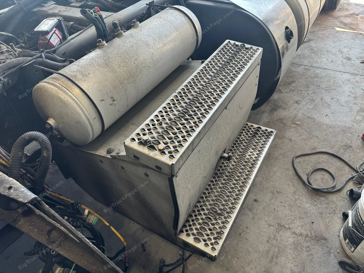 2013 Peterbilt 384 Battery Box Step Assembly Aluminum 2 Step Used (used) — photo 5 in Strafford, MO | BigTruckPage.com
