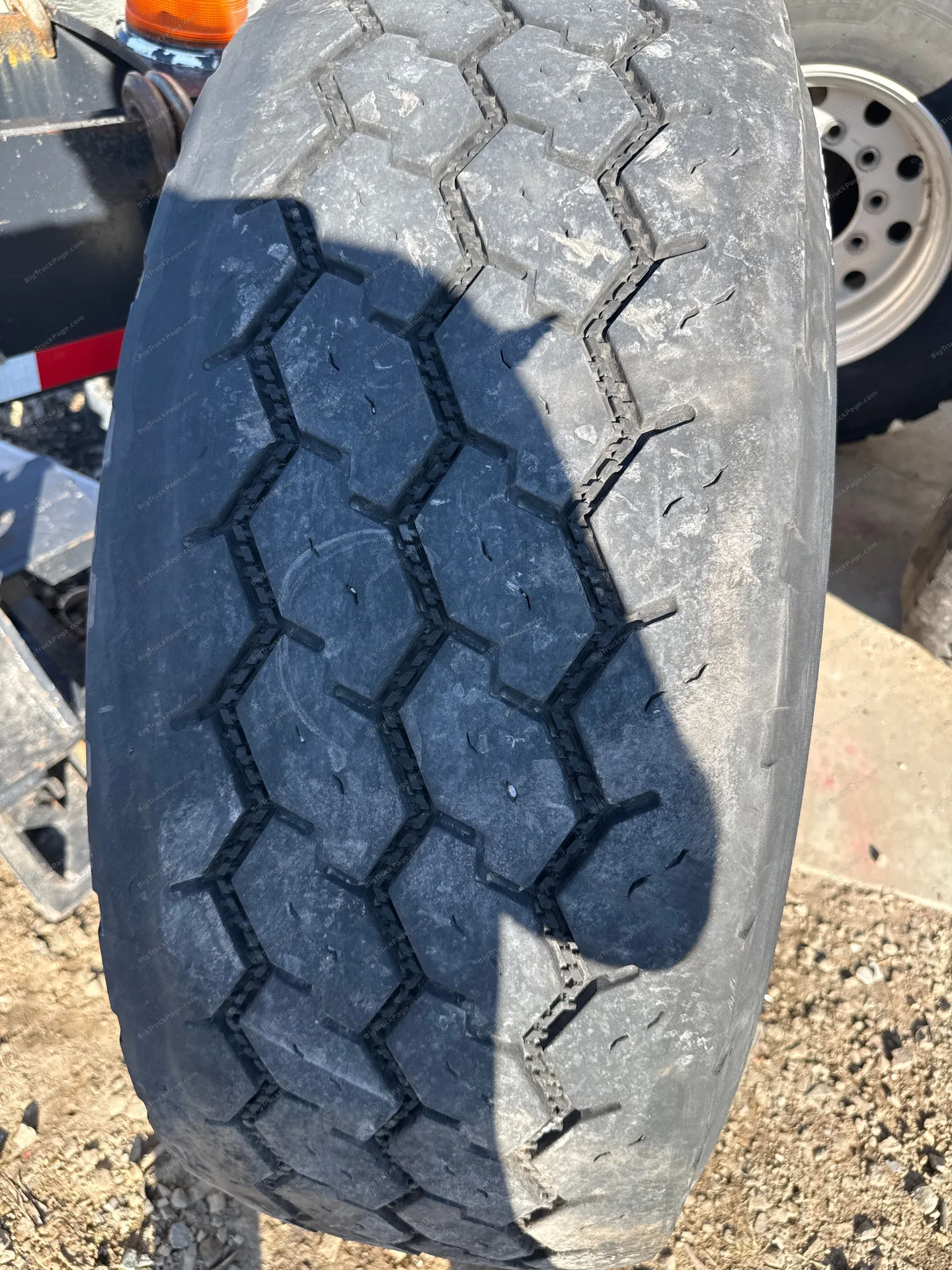 Firestone FS818 425/65/R 22.5 steer tire (used) — photo 2 in Strafford, MO | BigTruckPage.com