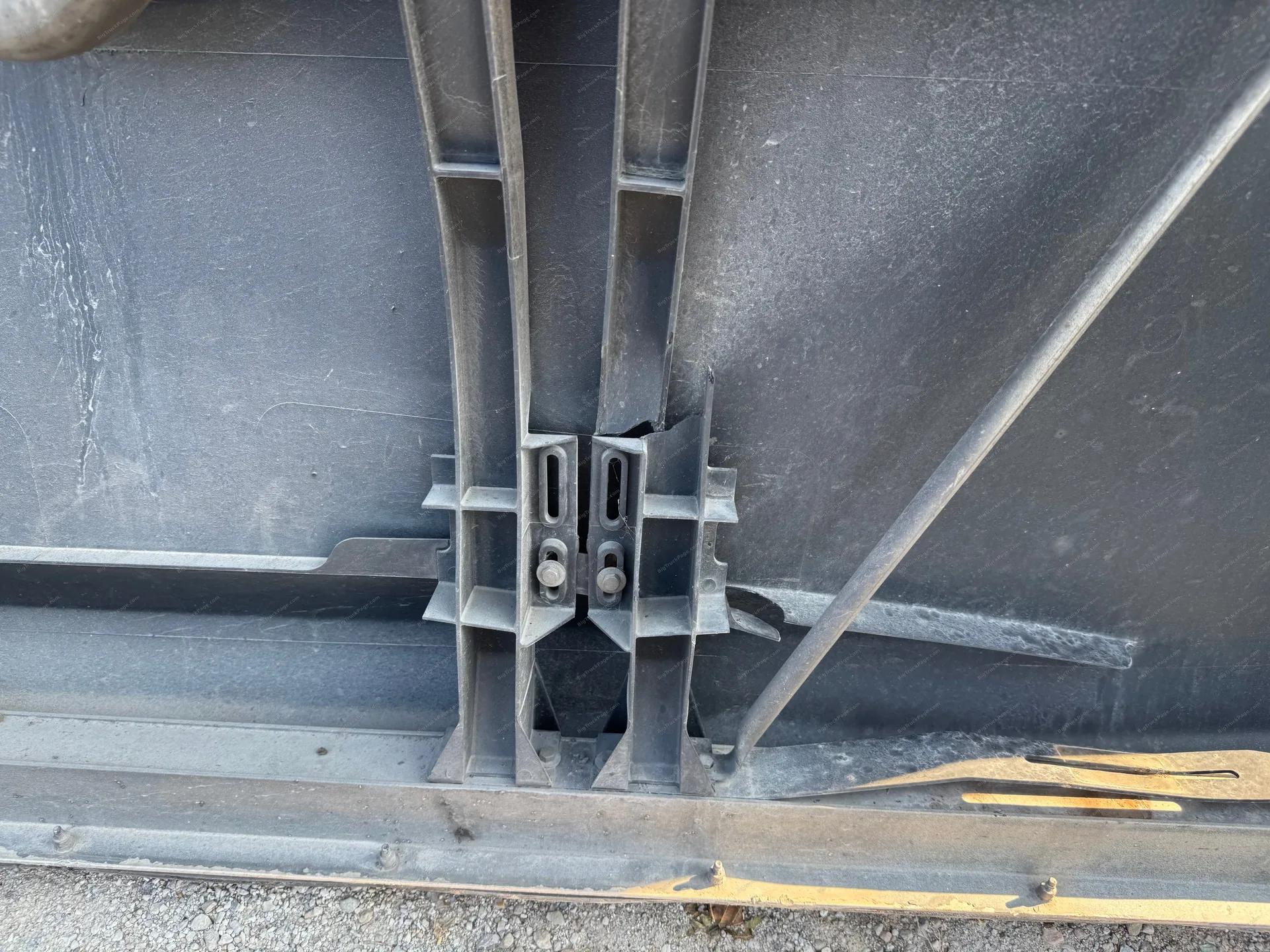2020 T680 Passenger side rear skirt (used) — photo 3 in Strafford, MO | BigTruckPage.com