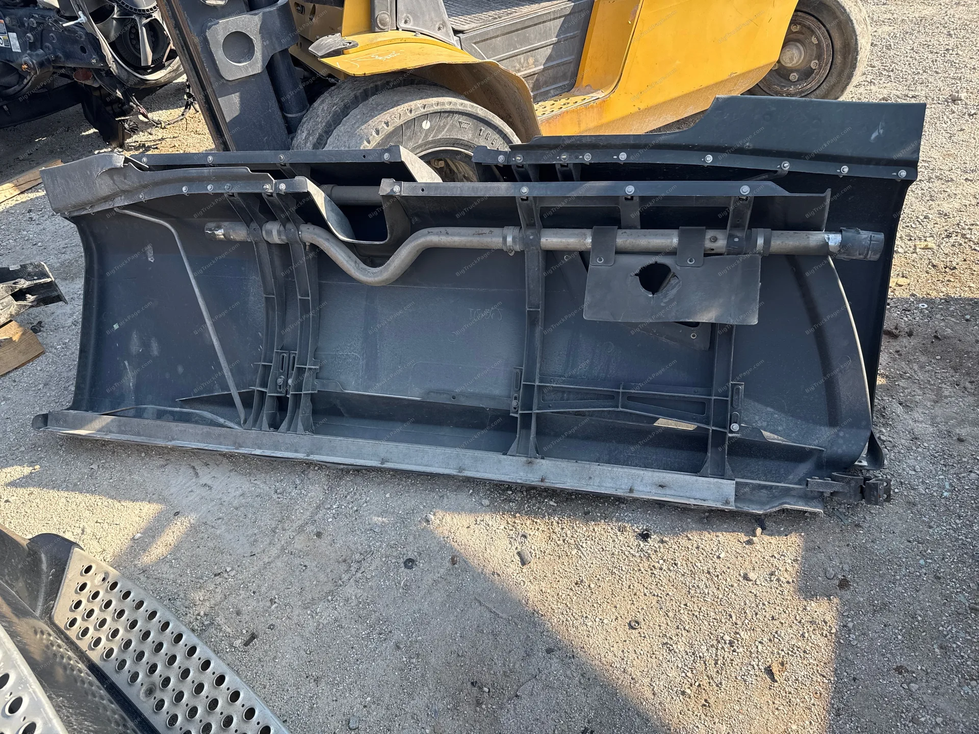 2020 T6 80 driver side rear skirt (used) — photo 2 in Strafford, MO | BigTruckPage.com