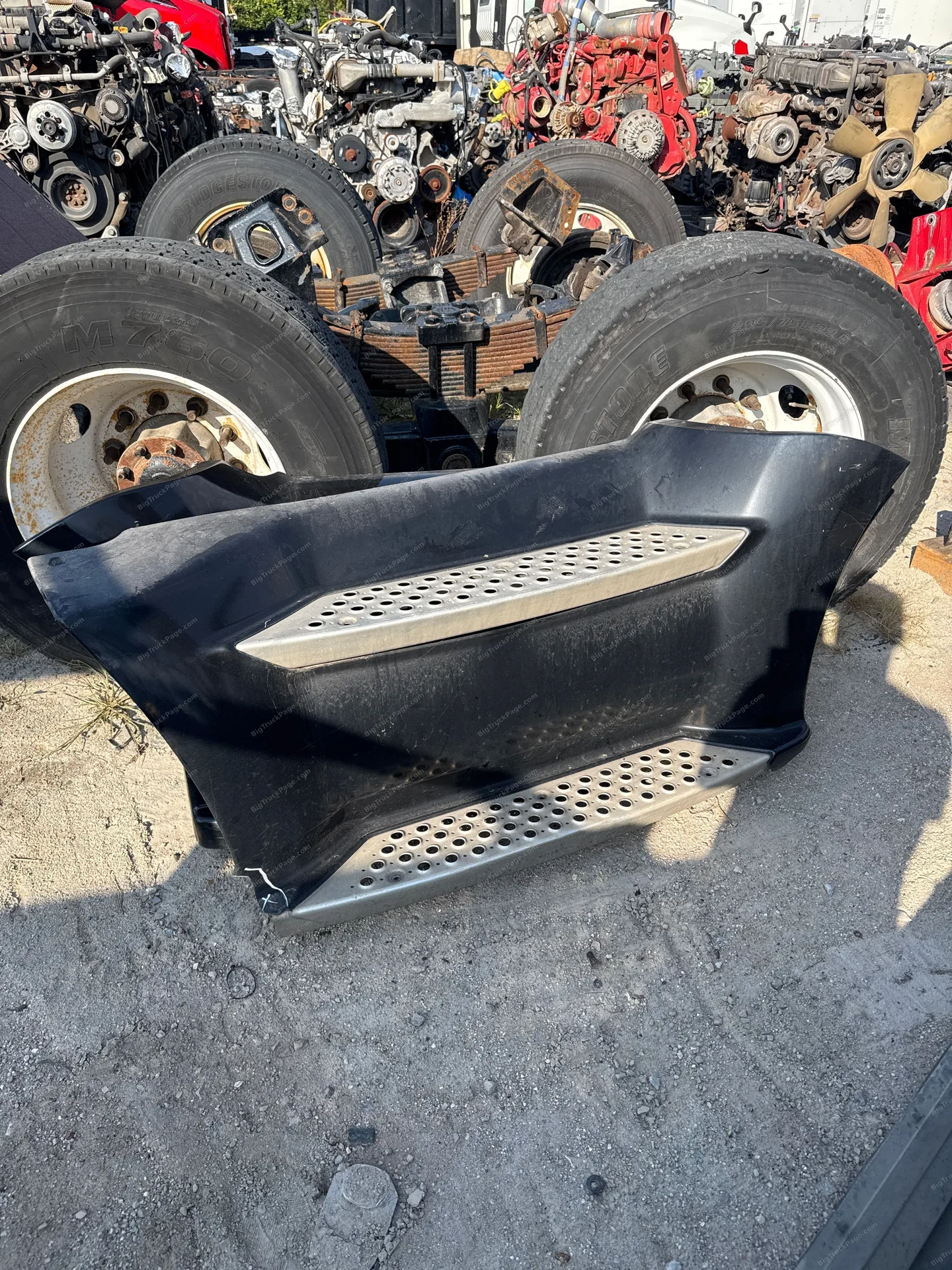 2020 Kenworth T680 passenger side front skirt