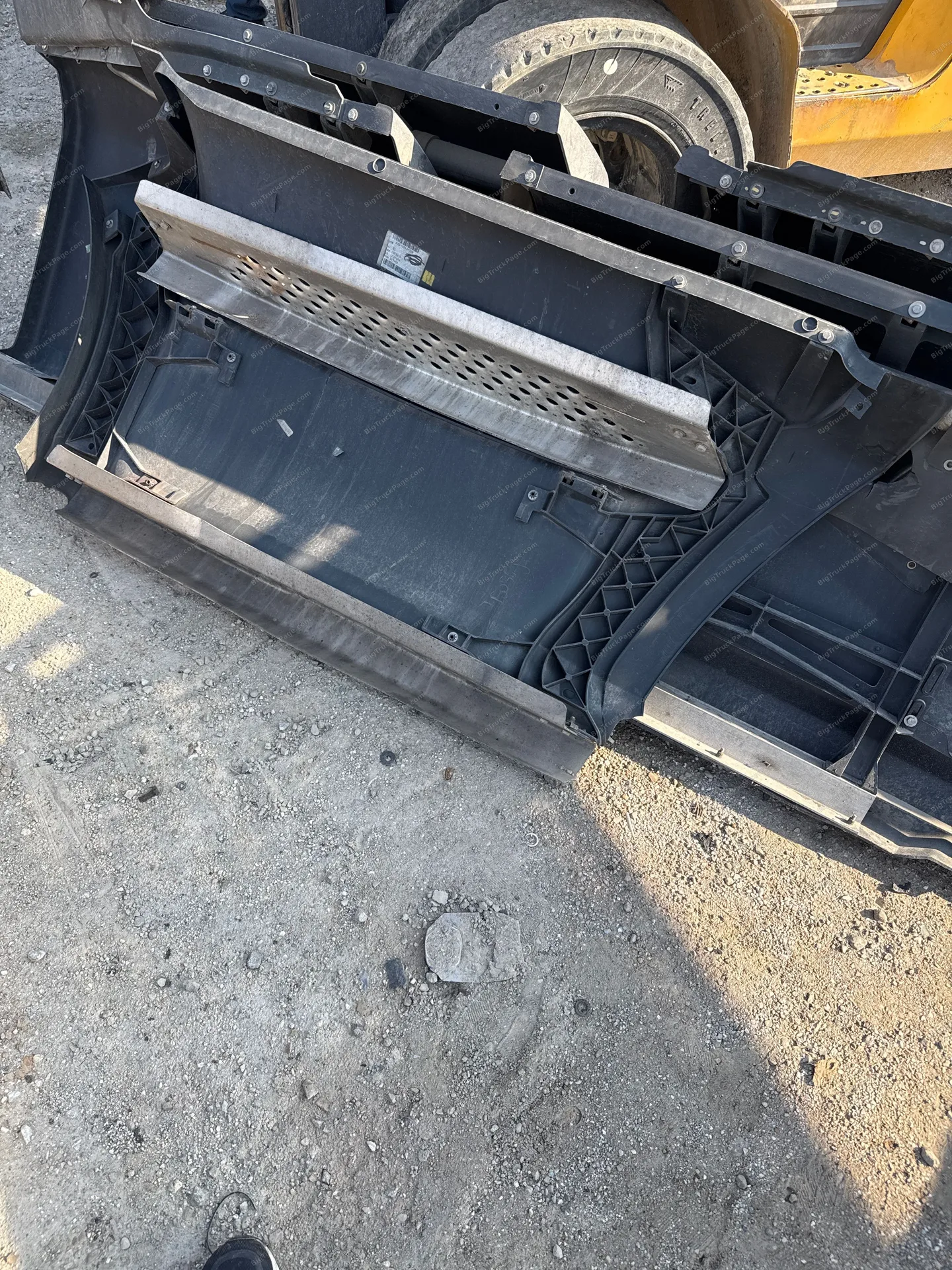 2020 Kenworth T680 passenger side front skirt (used) — photo 3 in Strafford, MO | BigTruckPage.com