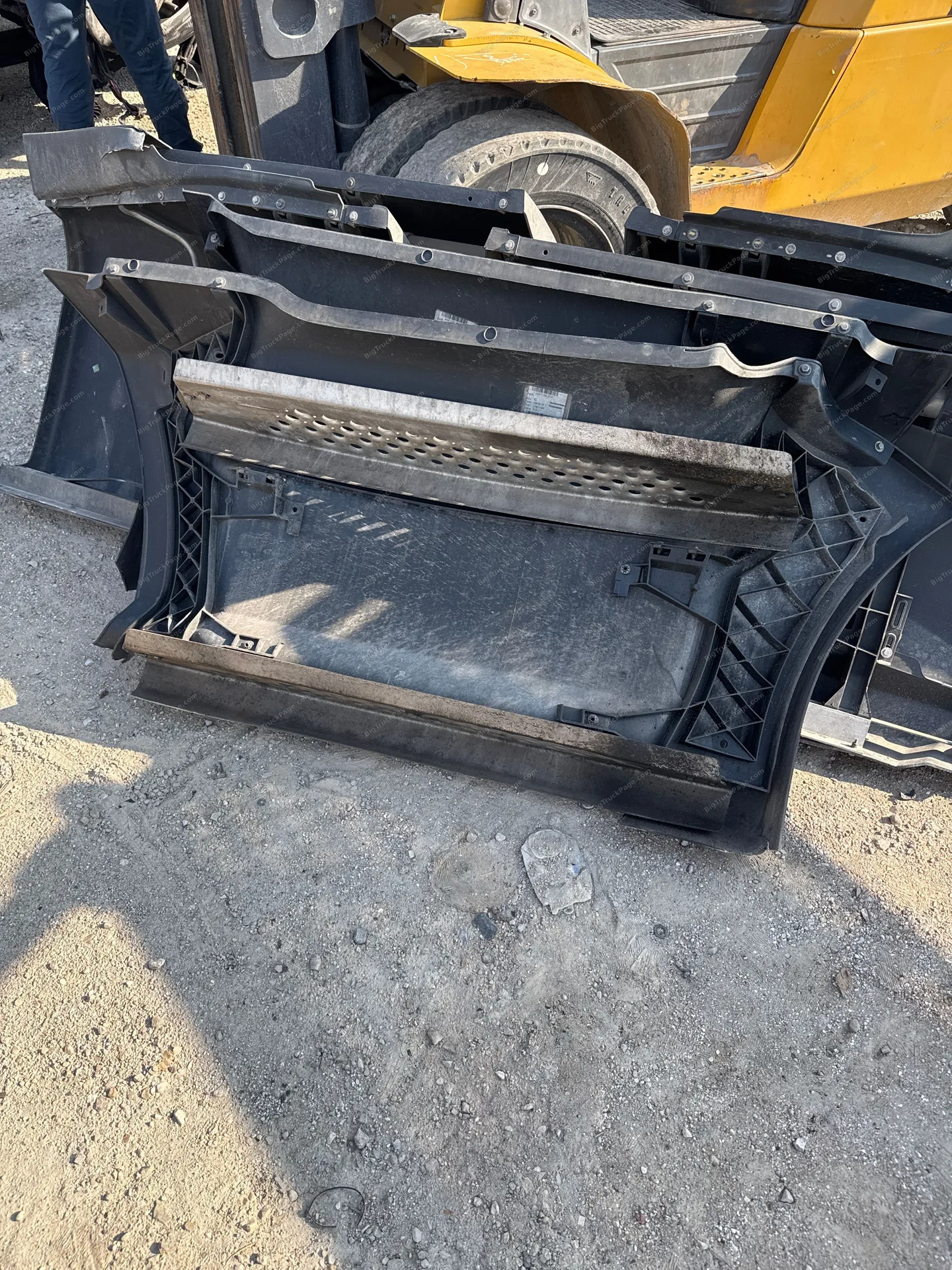 2020 Kenworth T680 driver side front skirt (used) — photo 4 in Strafford, MO | BigTruckPage.com