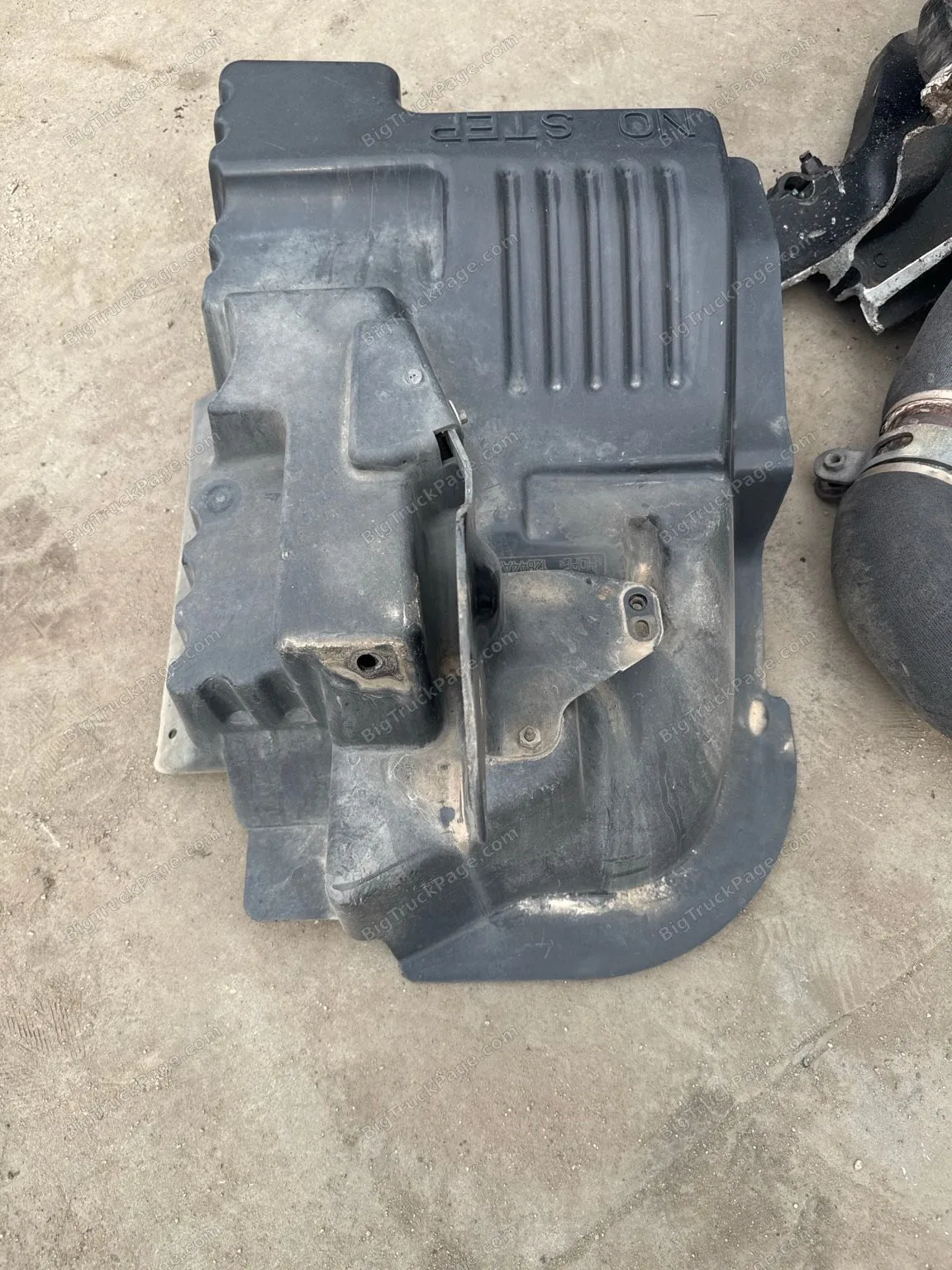 2020 Kenworth T680 Right Passenger Side Splash Shield Assembly OEM With Bracket