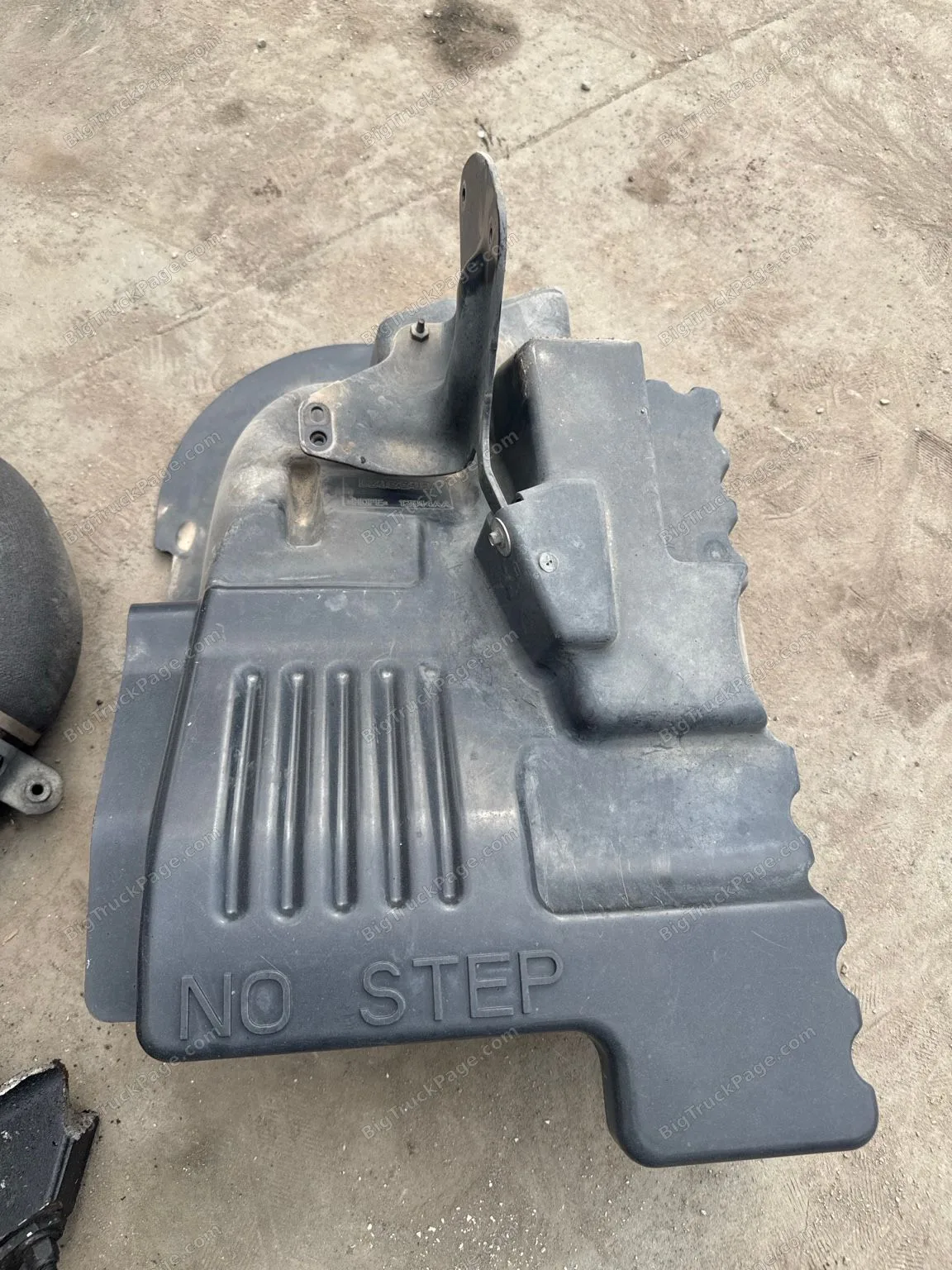 2020 Kenworth T680 Right Passenger Side Splash Shield Assembly OEM With Bracket (used) — photo 2 in Strafford, MO | BigTruck…