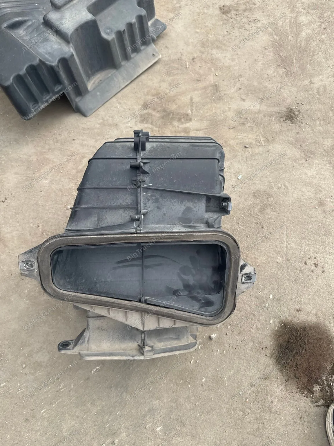 2020 Kenworth T680 Air Cleaner Filter Box Housing Assembly Used (used) — photo 2 in Strafford, MO | BigTruckPage.com