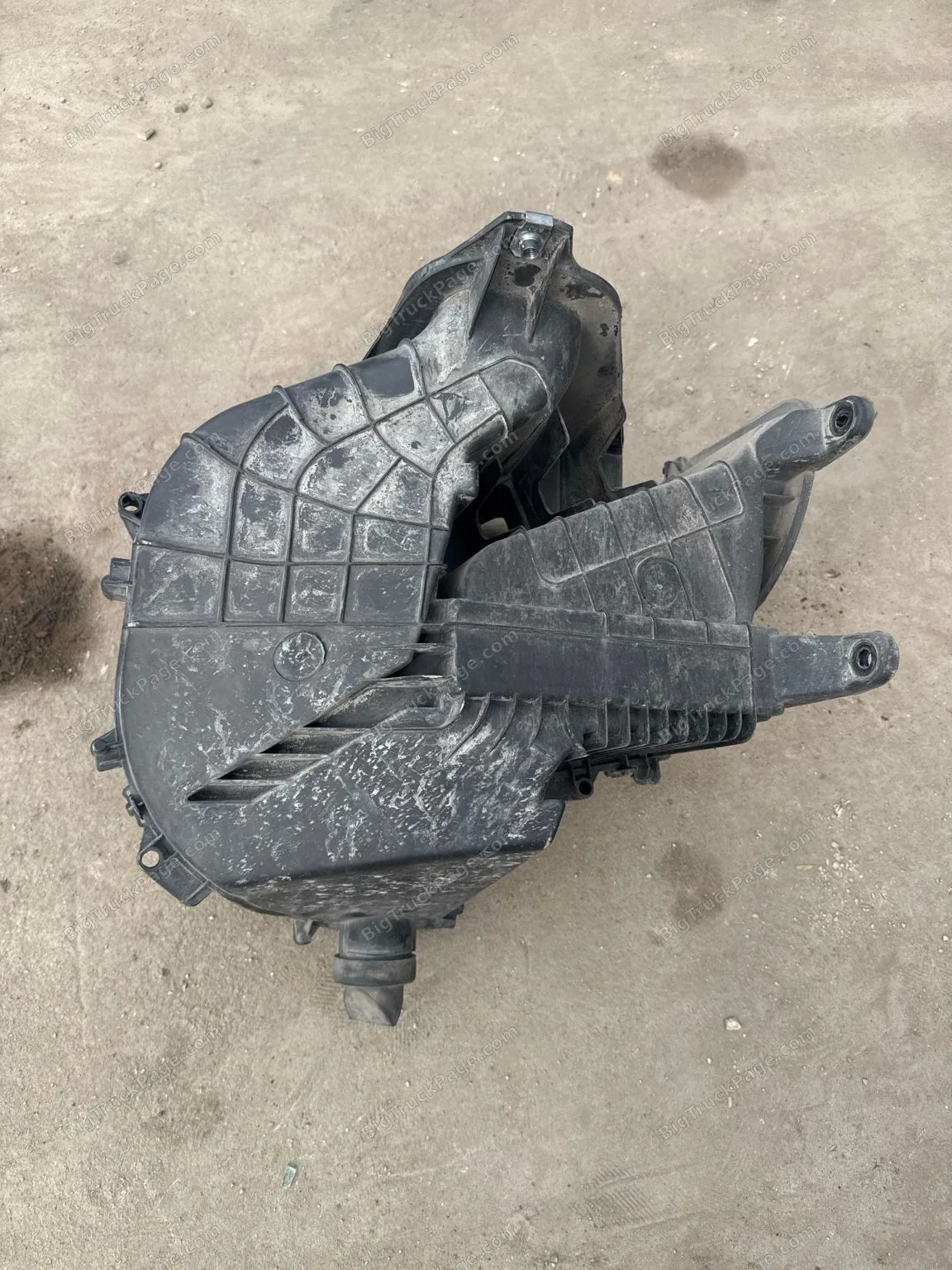 2020 Kenworth T680 Air Cleaner Filter Box Housing Assembly Used (used) — photo 3 in Strafford, MO | BigTruckPage.com