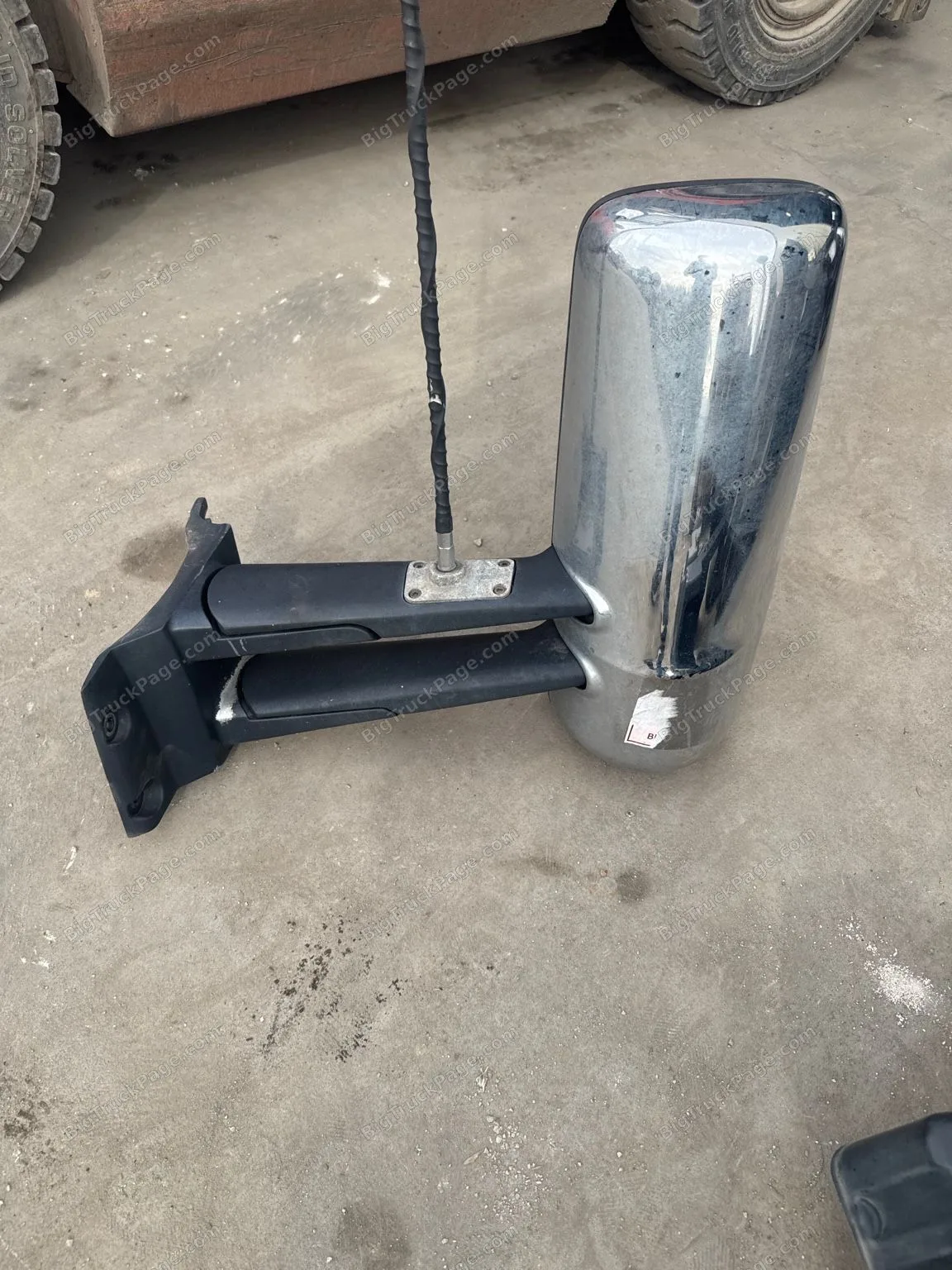 PACCAR Driver Left Side Mirror Assembly Chrome With Arms Antenna LH 204810011