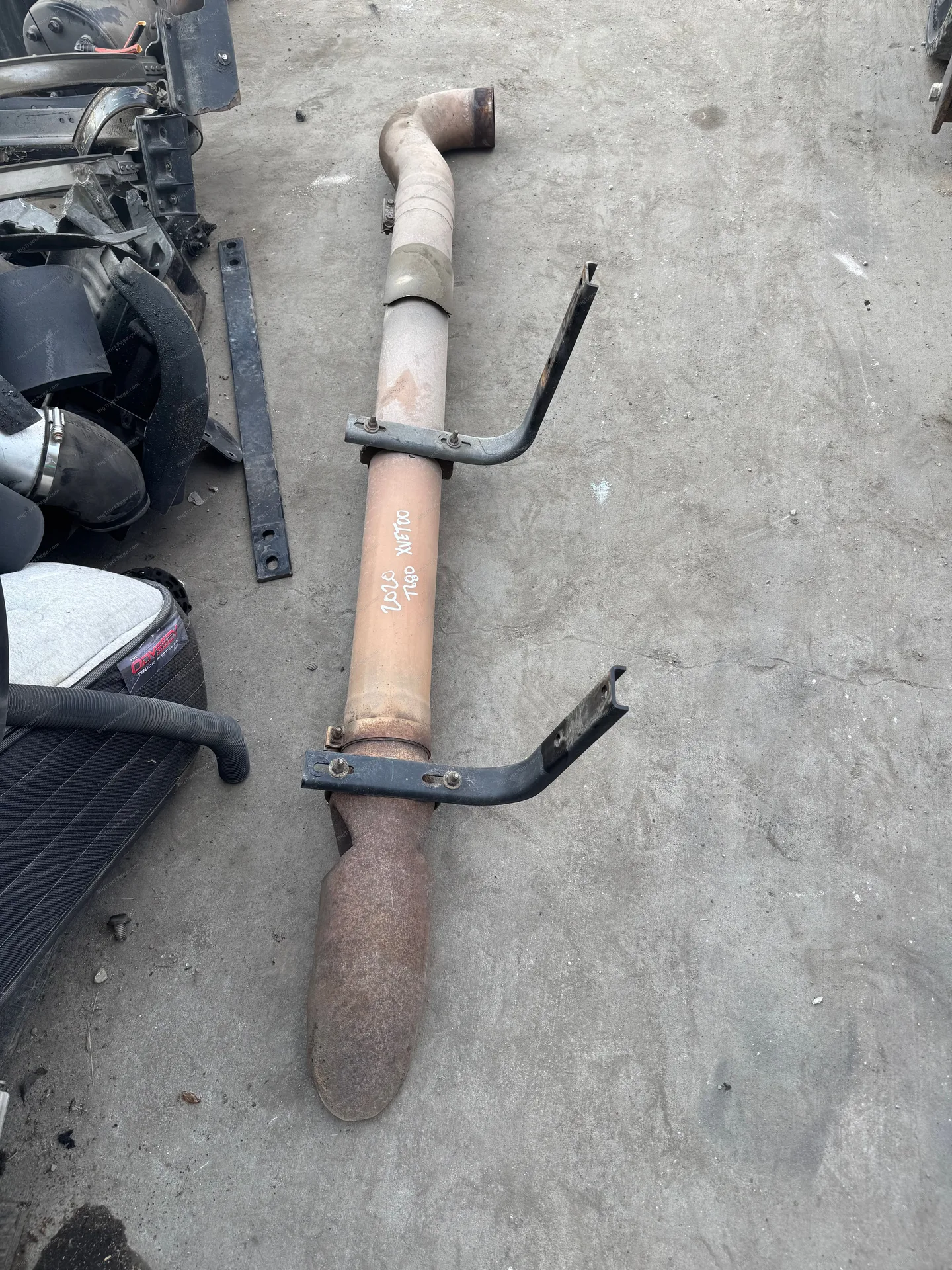 2020 Kenworth T680 exhaust pipe