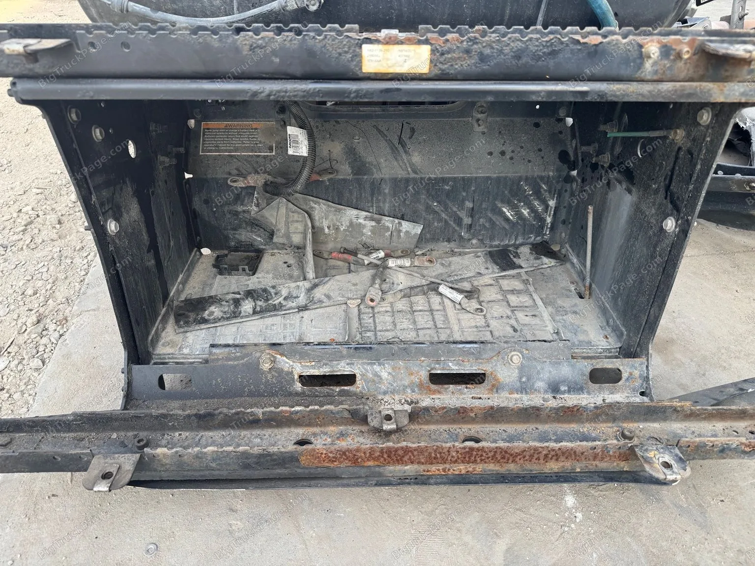 2020 Kenworth T680 Battery Box Assembly w/ Air Tanks PACCAR N10-6184-4123 (used) — photo 3 in Strafford, MO | BigTruckPage.c…