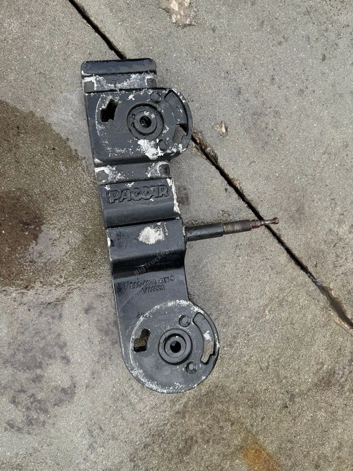 2020 Kenworth T680 Steer Axle Spring Plate Bracket Pair PACCAR B63-6012 B63-6013 (used) — photo 2 in Strafford, MO | BigTruc…