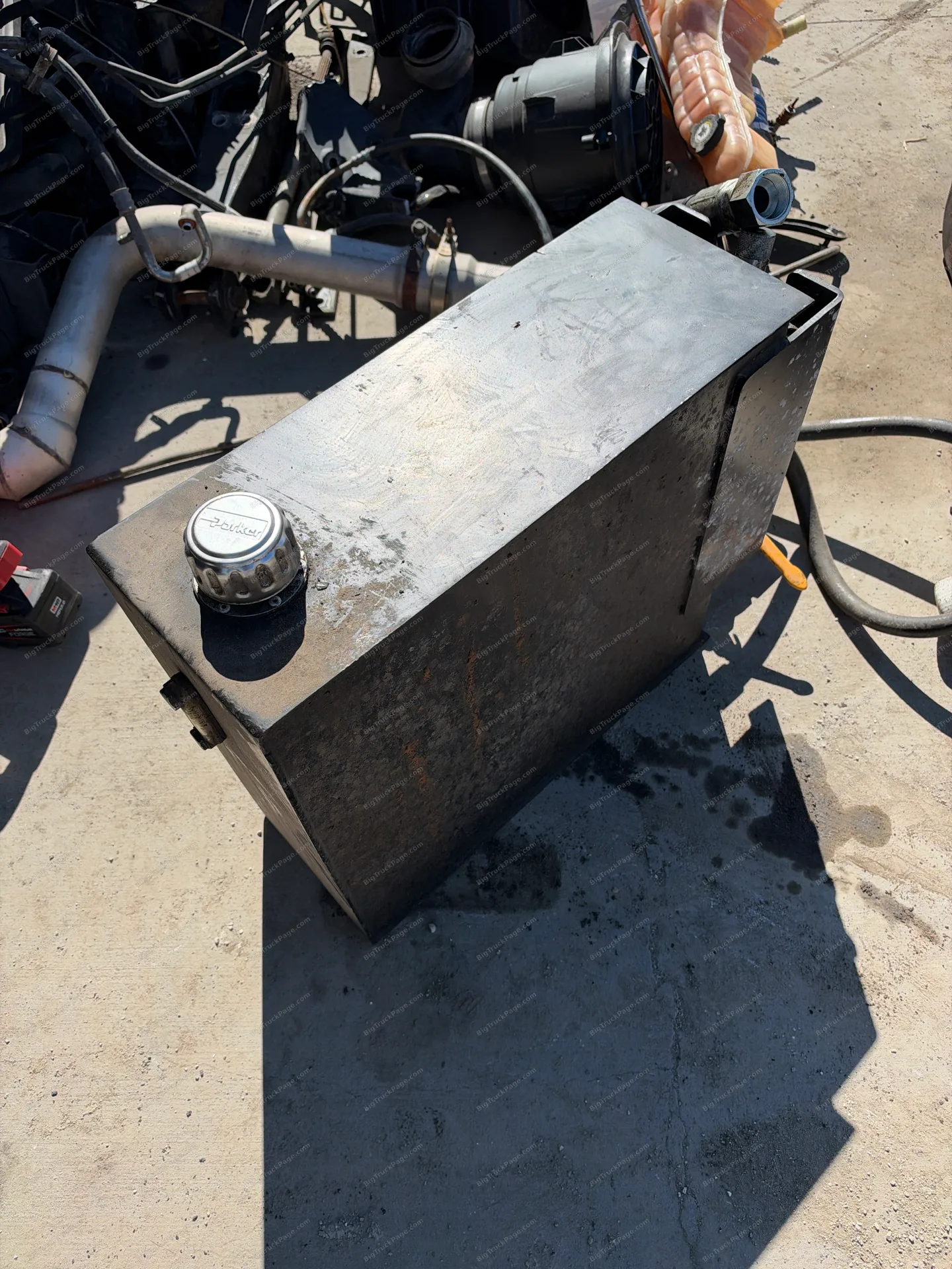 Hydraulic tank