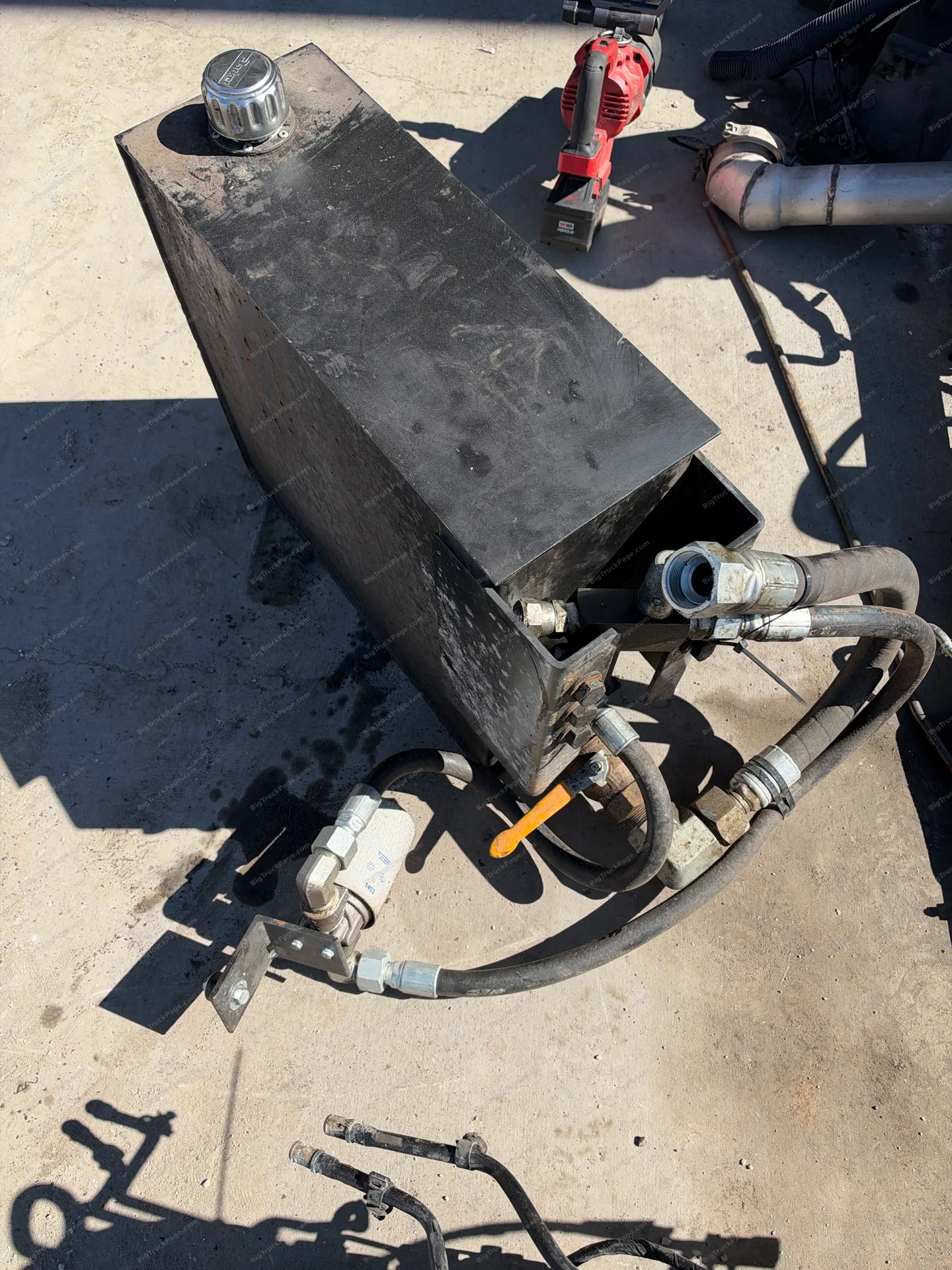 Hydraulic tank (used) — photo 2 in Strafford, MO | BigTruckPage.com