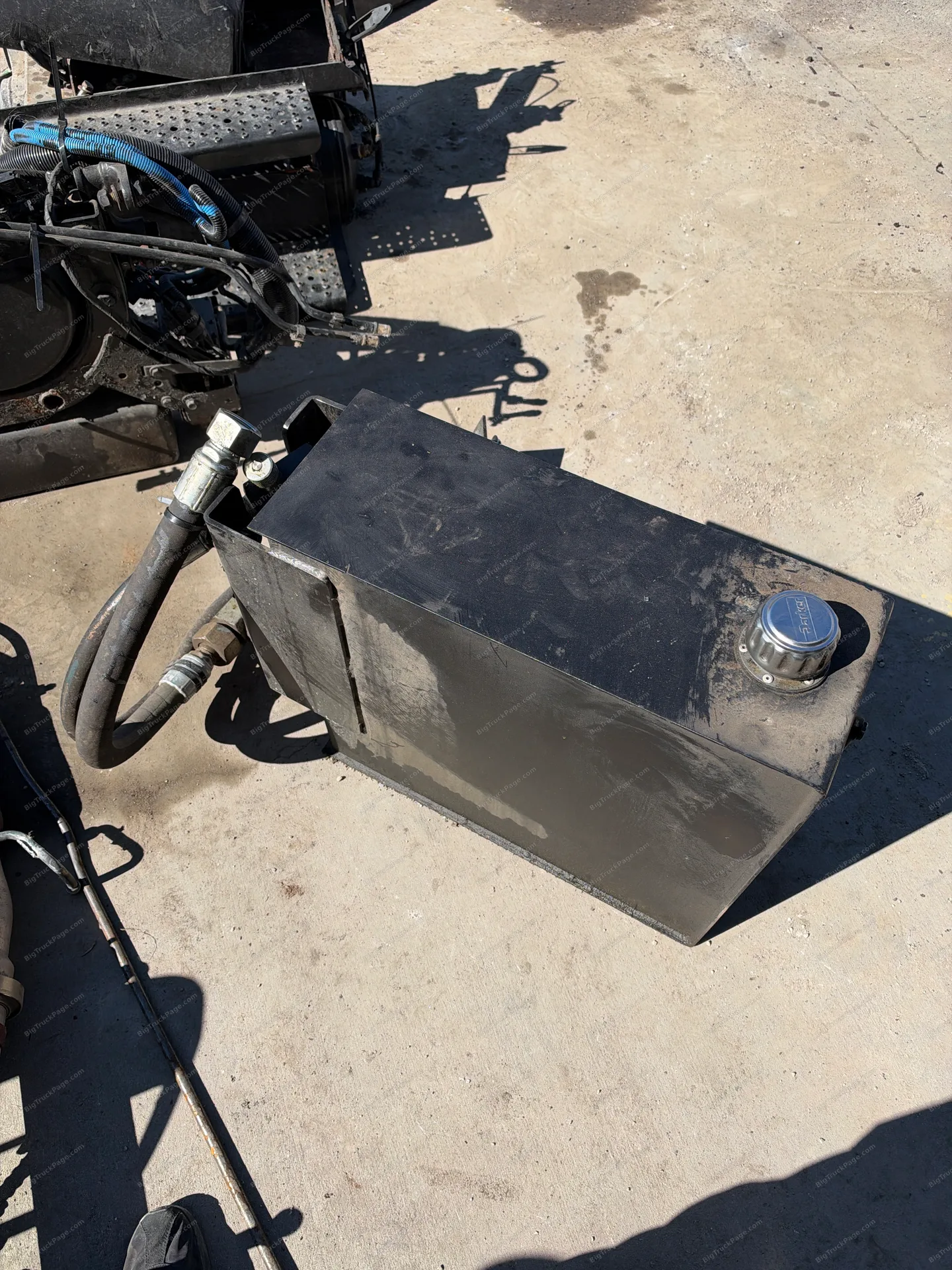 Hydraulic tank (used) — photo 3 in Strafford, MO | BigTruckPage.com