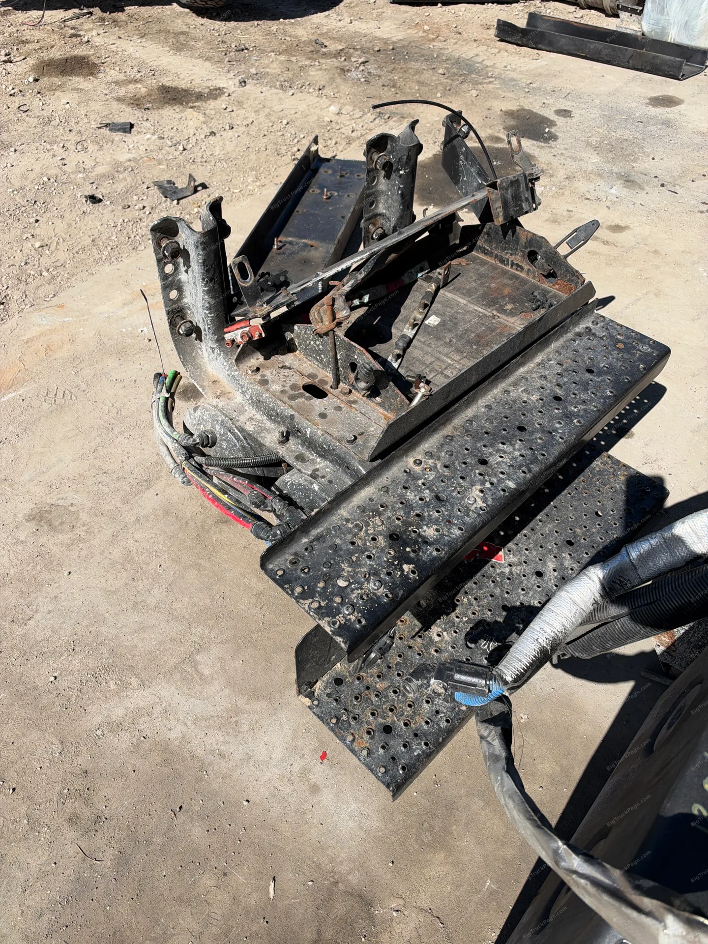 Frightliner M2 step and battery box with tanks (used) — photo 4 in Strafford, MO | BigTruckPage.com