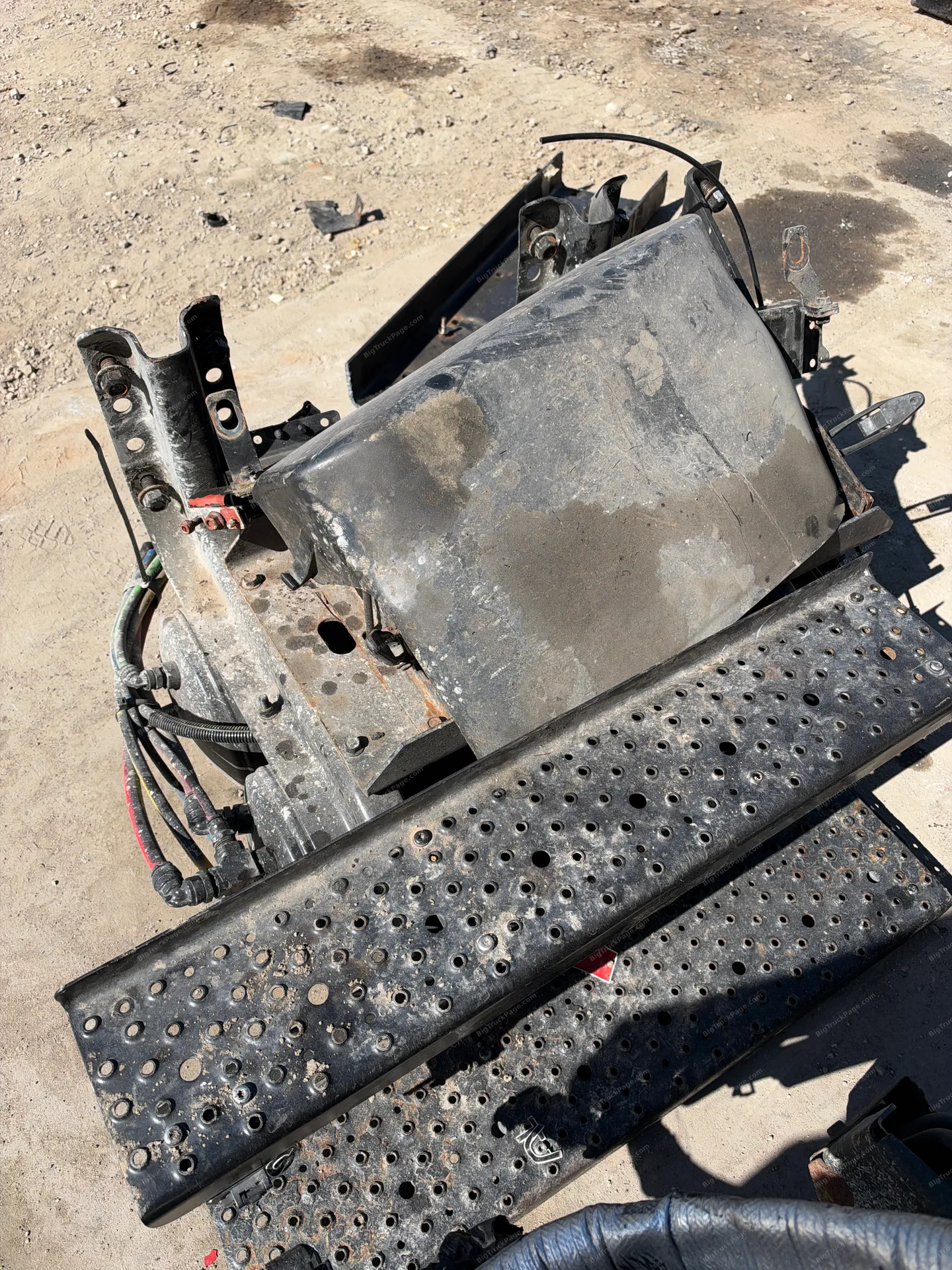 Frightliner M2 step and battery box with tanks (used) — photo 5 in Strafford, MO | BigTruckPage.com