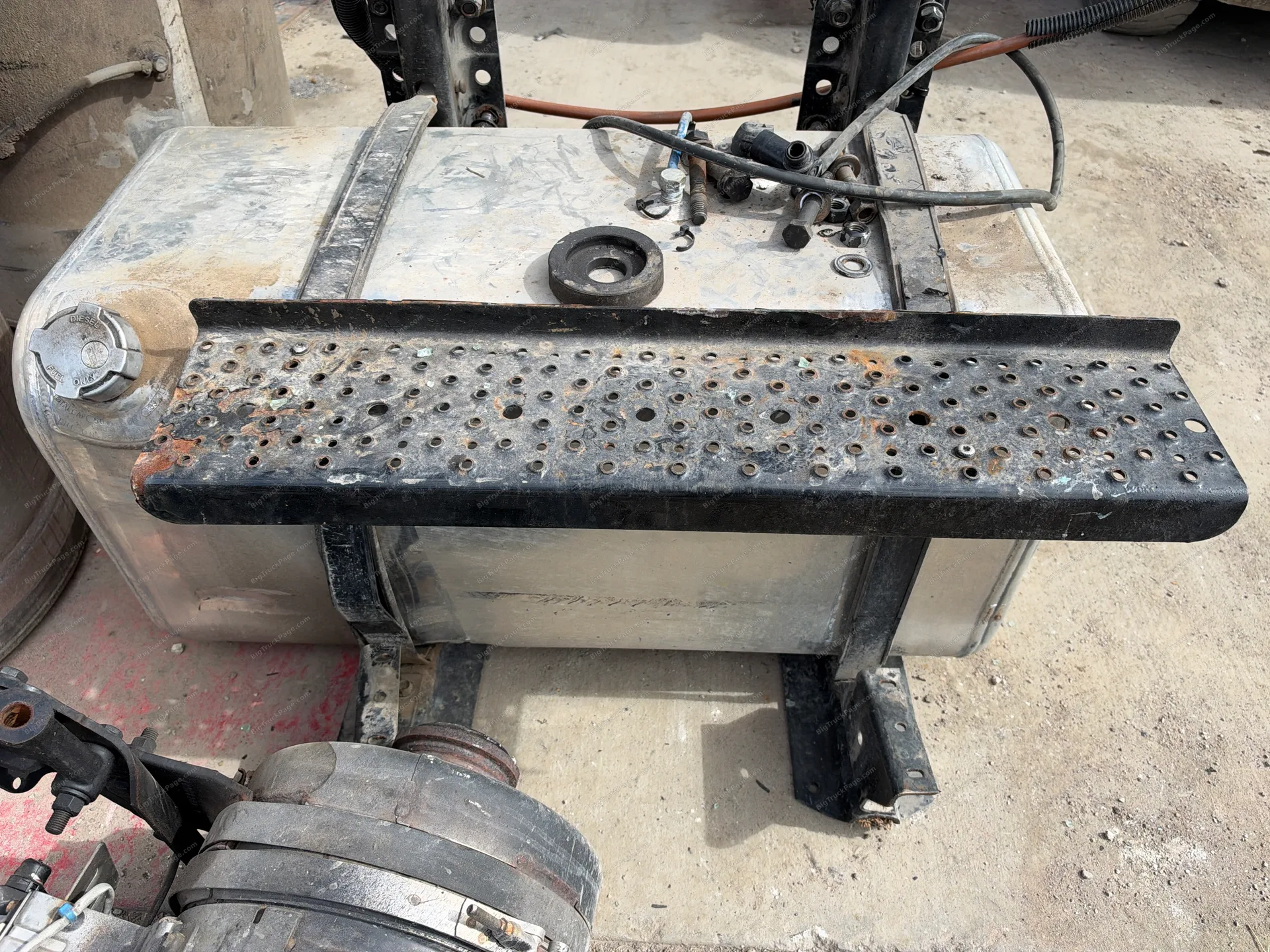 Freightliner M2 fuel tank with damage