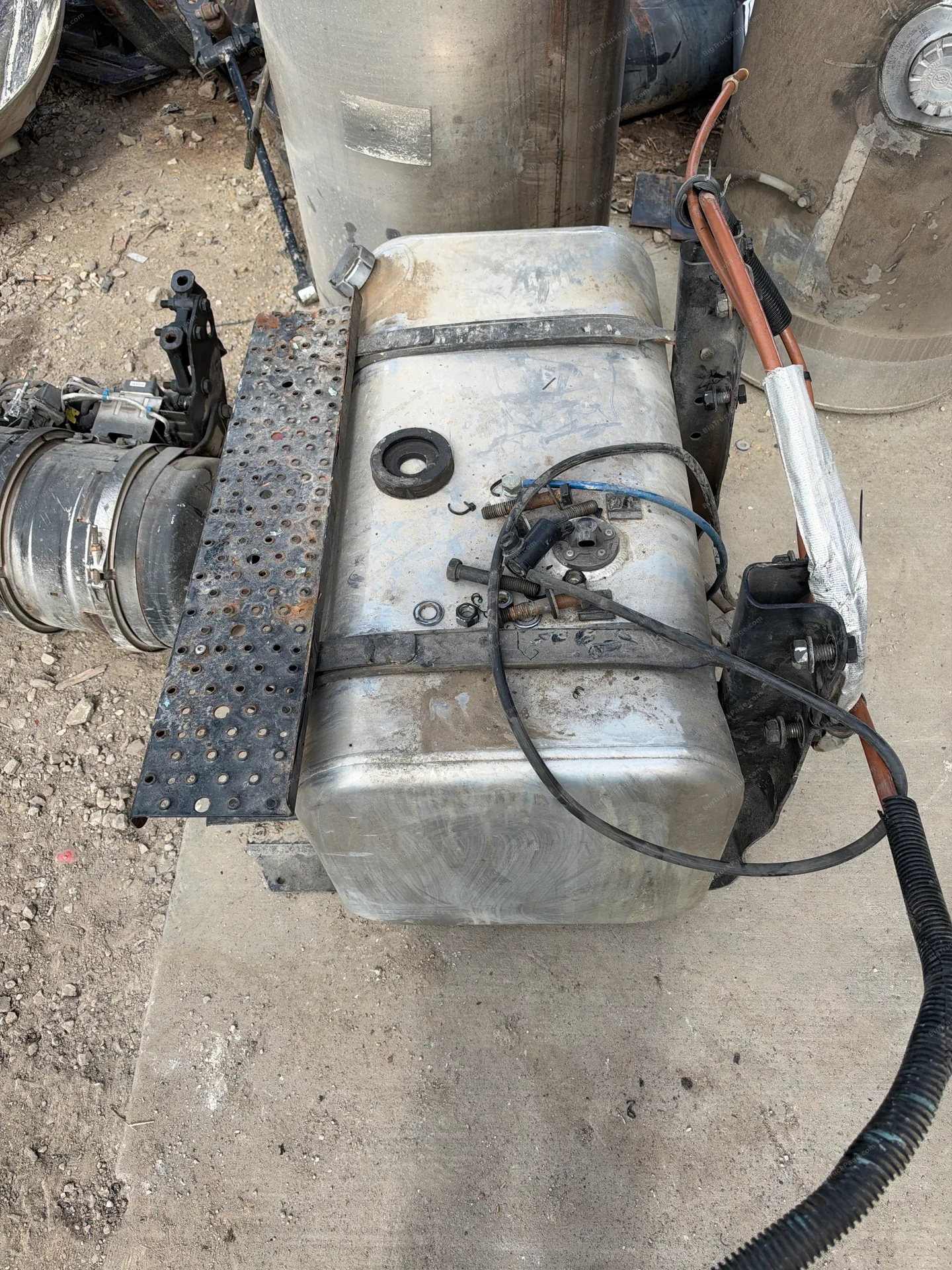 Freightliner M2 fuel tank with damage (used) — photo 2 in Strafford, MO | BigTruckPage.com