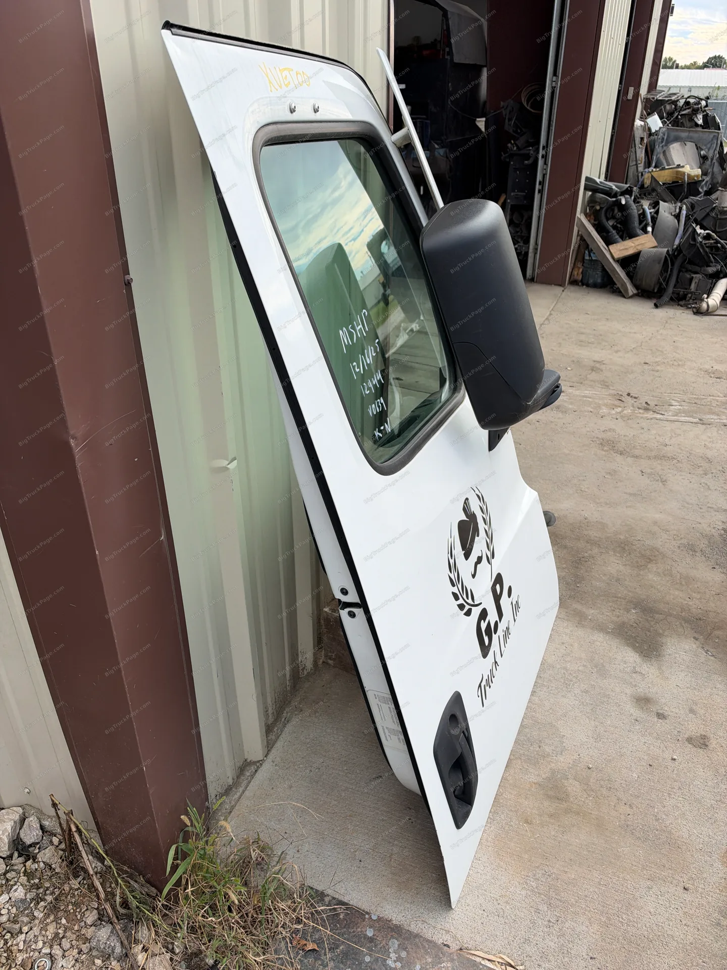 2021 Freightliner Cascadia Right Passenger Side Door Assembly With Mirror White (used) — photo 2 in Strafford, MO | BigTruck…