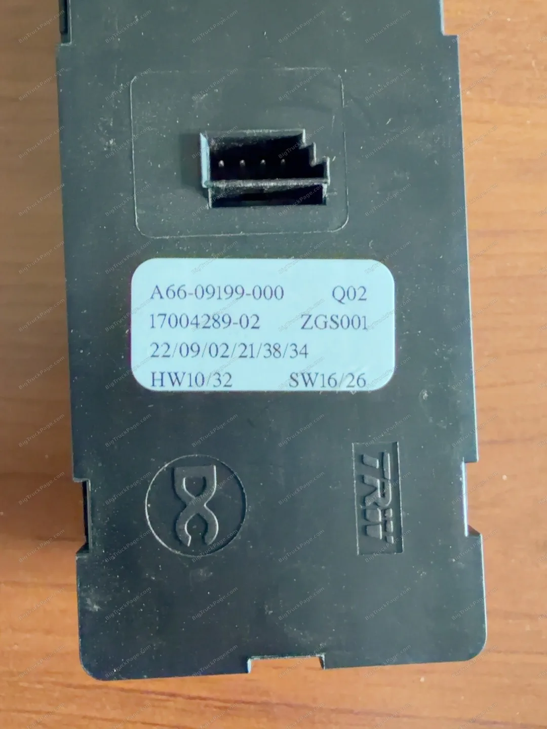 2021 Freightliner Cascadia Driver Door Window Mirror Switch OEM A66-09199-000 (used) — photo 3 in Strafford, MO | BigTruckPa…